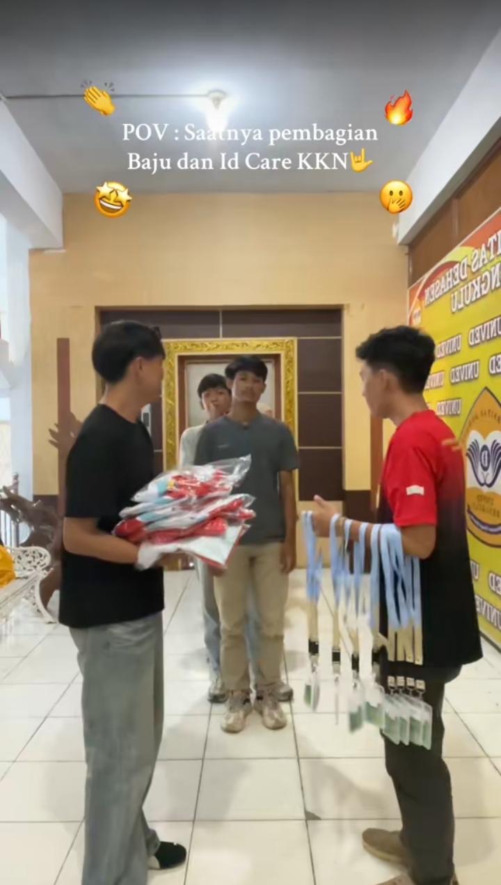 Pembagian Baju KKN dan ID Card Anggota Kelompok 9