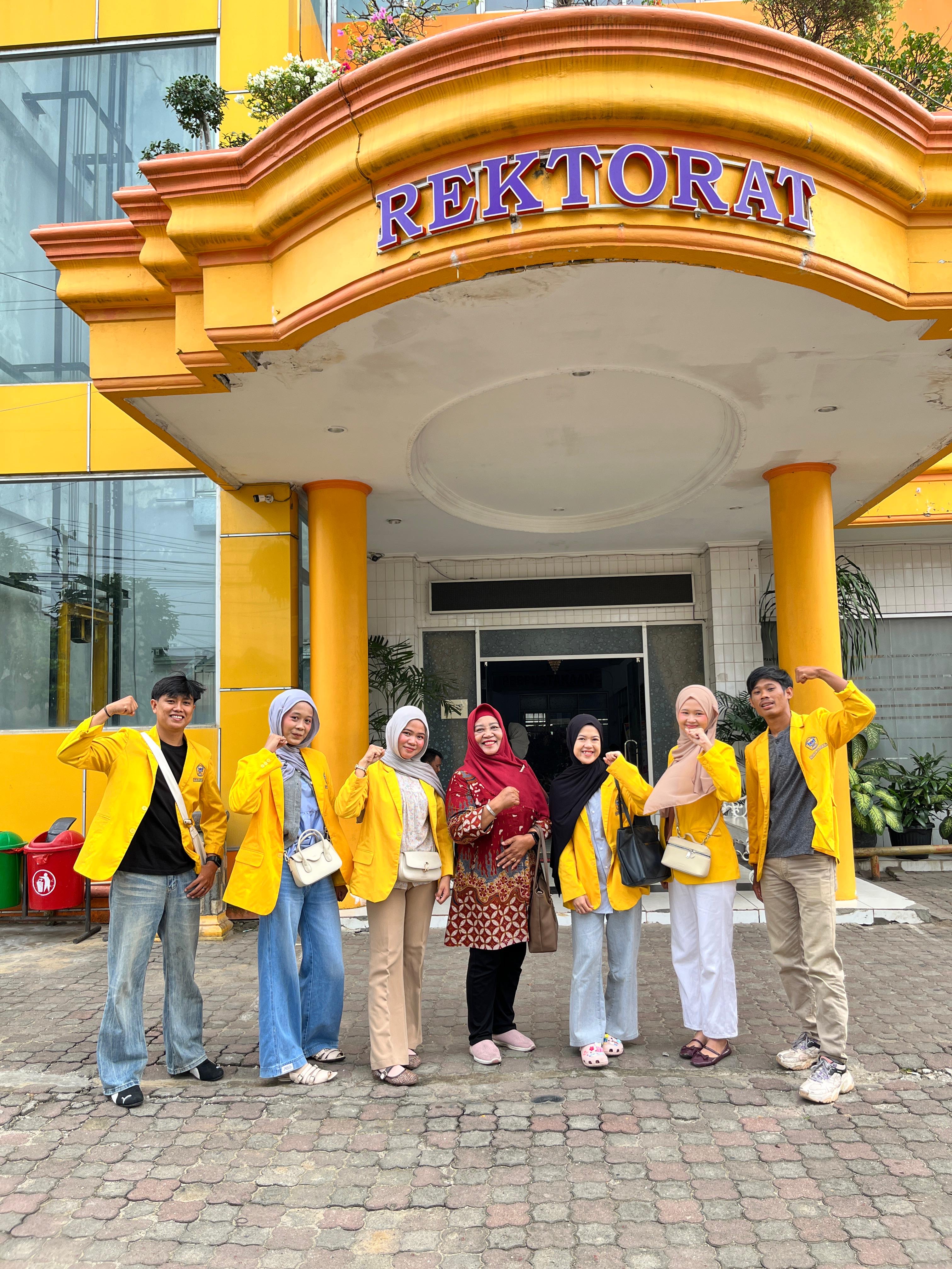 Poto bersama DPL sebelum survey ketempat pak RT 07 sawah lebar baru 