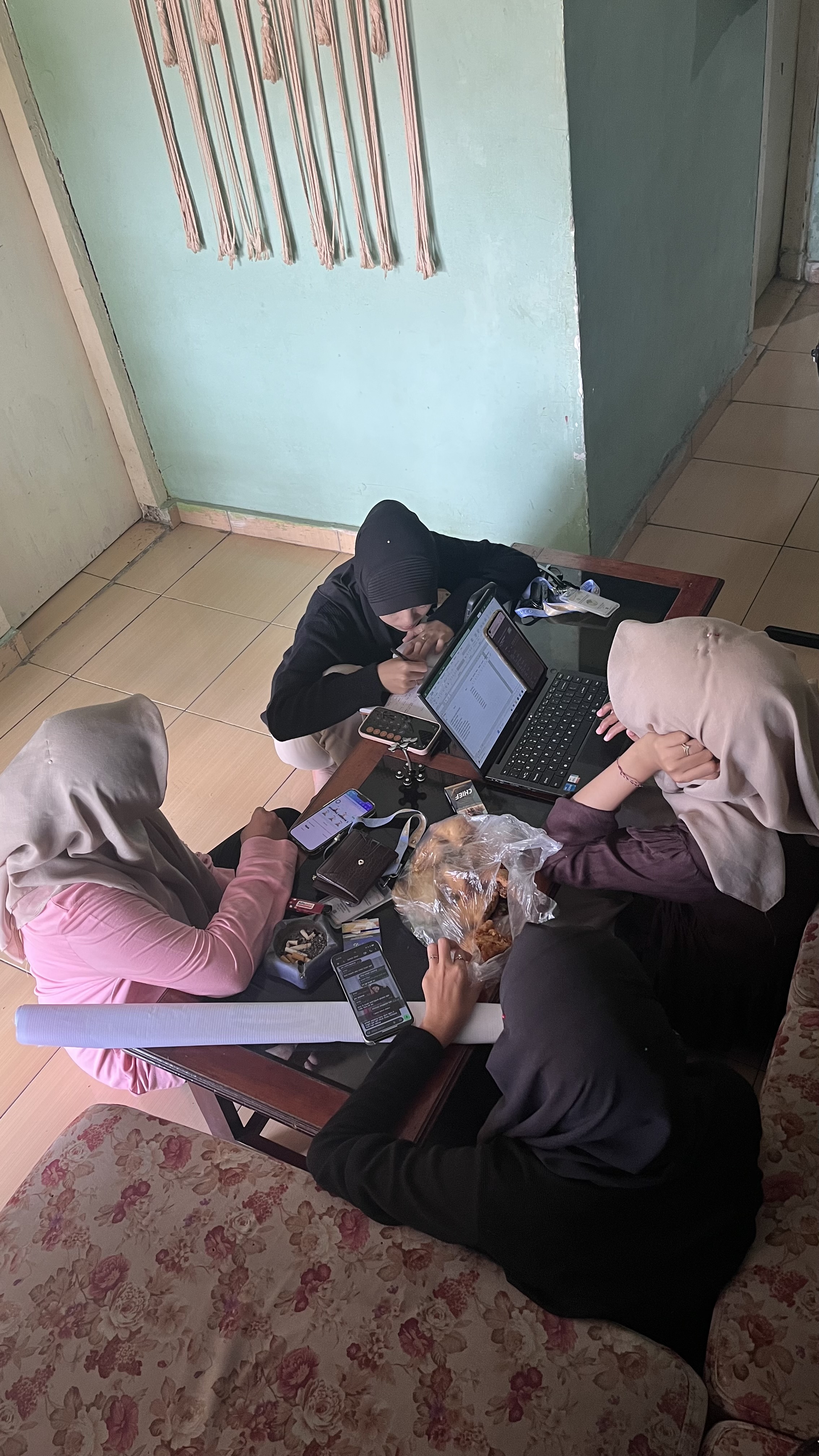 Penyusunan PPT program kerja & pembuatan absensi KKN-T VIII Kelompok 9 di posko KKN 