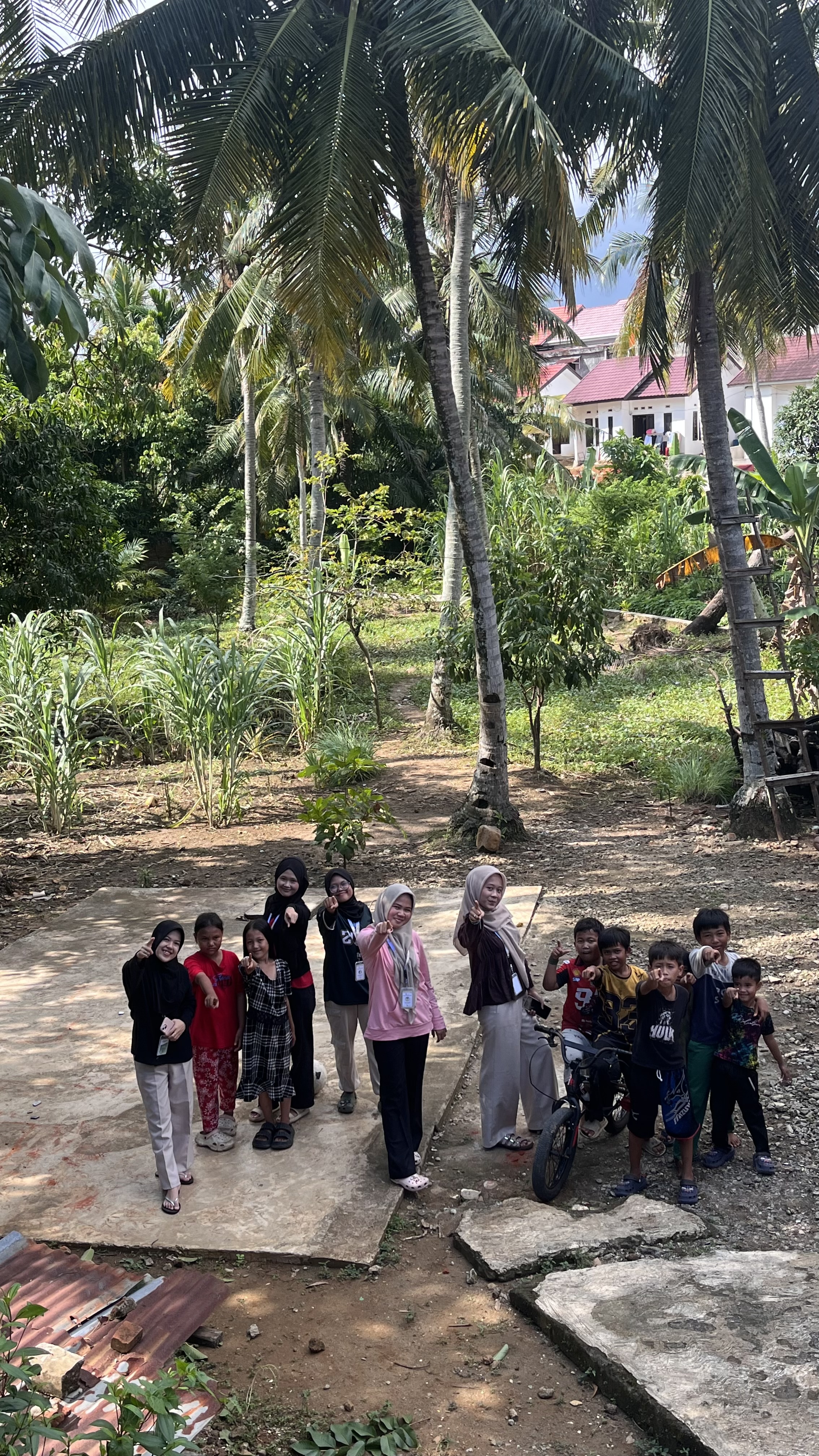 Bermain berinteraksi bersama anak-anak RT 07 sawah lebar baru