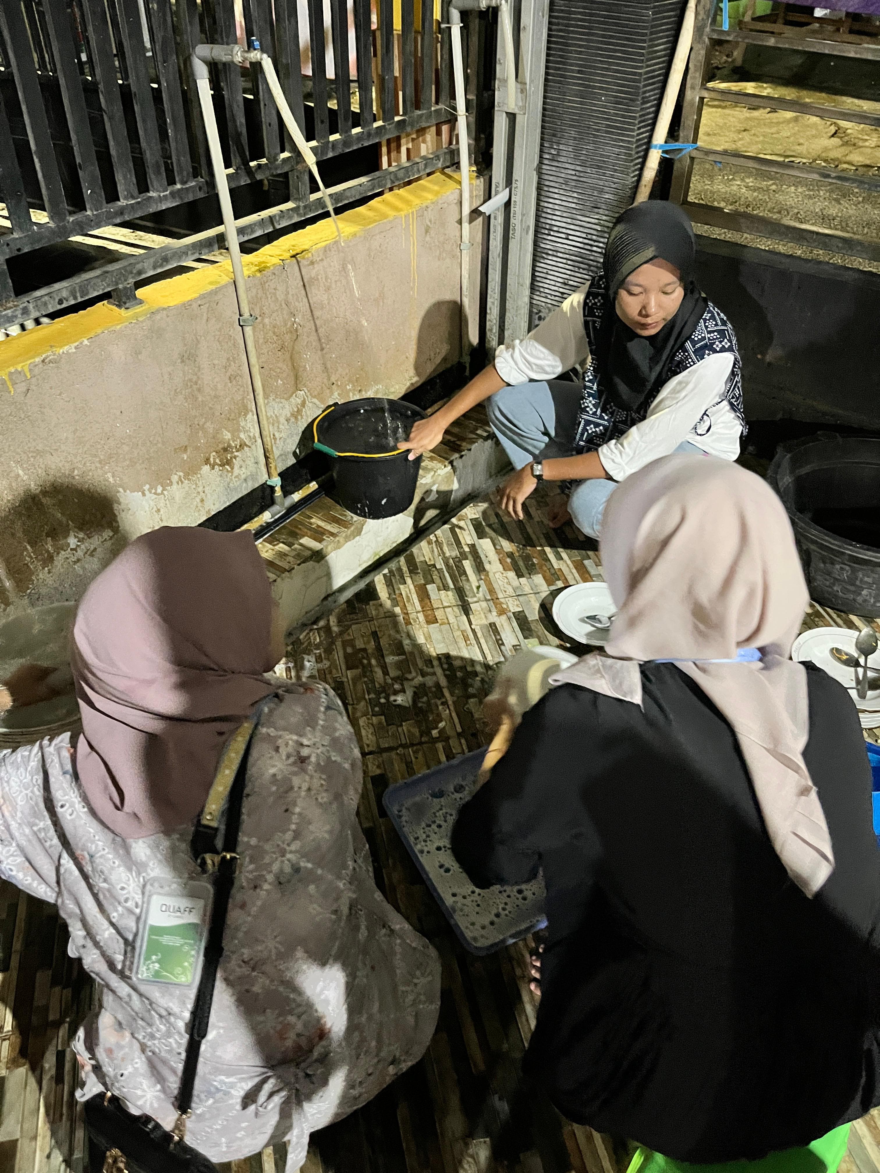 Gotong royong pembersihan & pencucian peralatan pasca acara muharram 1448 H dimasjid AL-Muhajjirin
