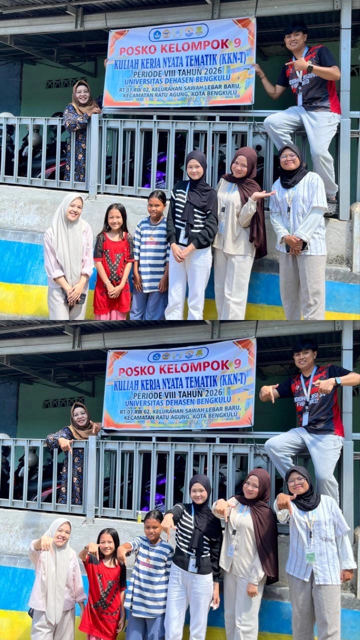 Pemasangan spanduk & foto bersama DPL dan anak anak yang ada diposko KKN kelompok 9 