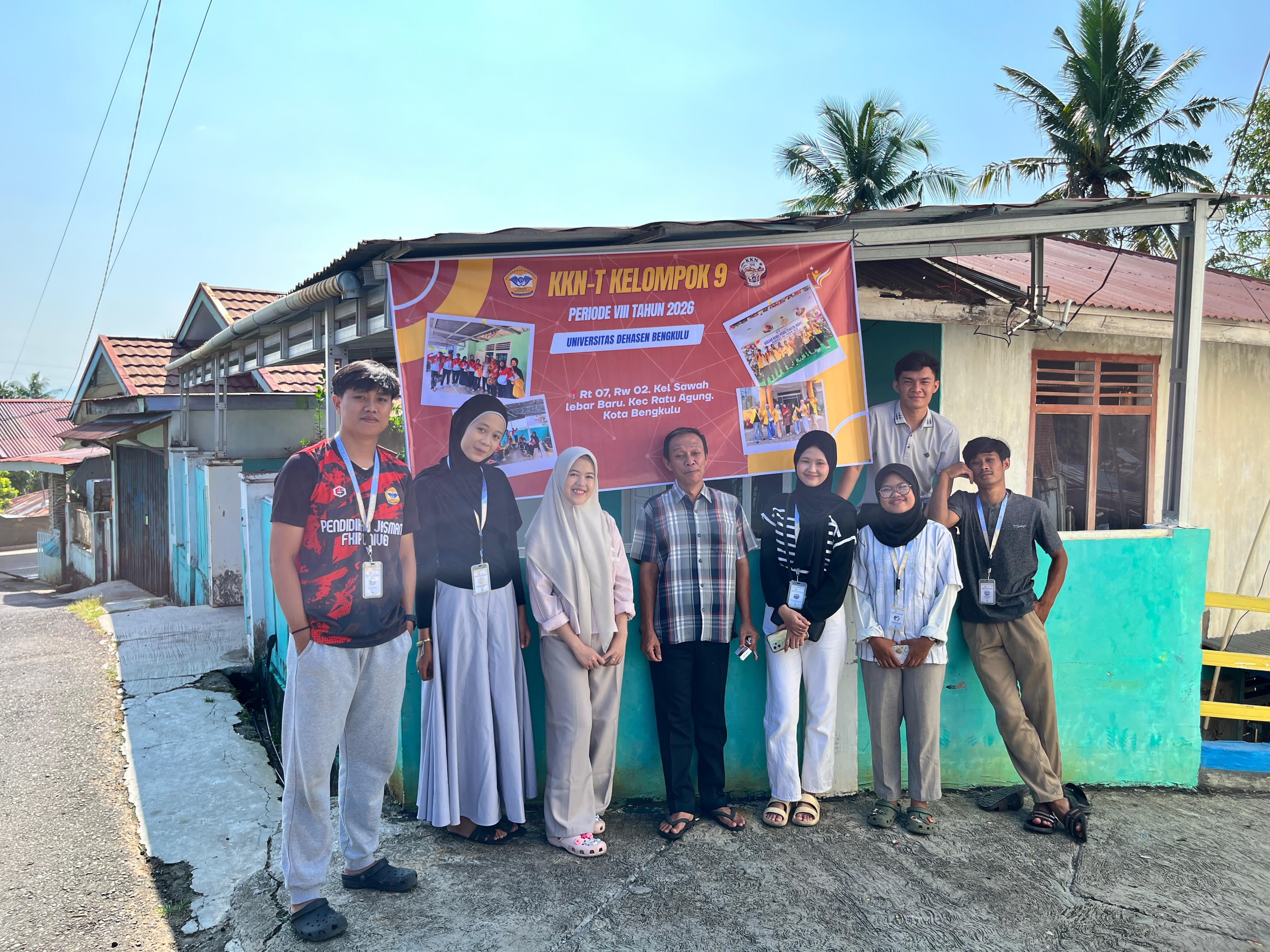 Pemasangan spanduk posko & poto bersama pak RT 07 dengan KKN kelompok 9 disawah lebar baru