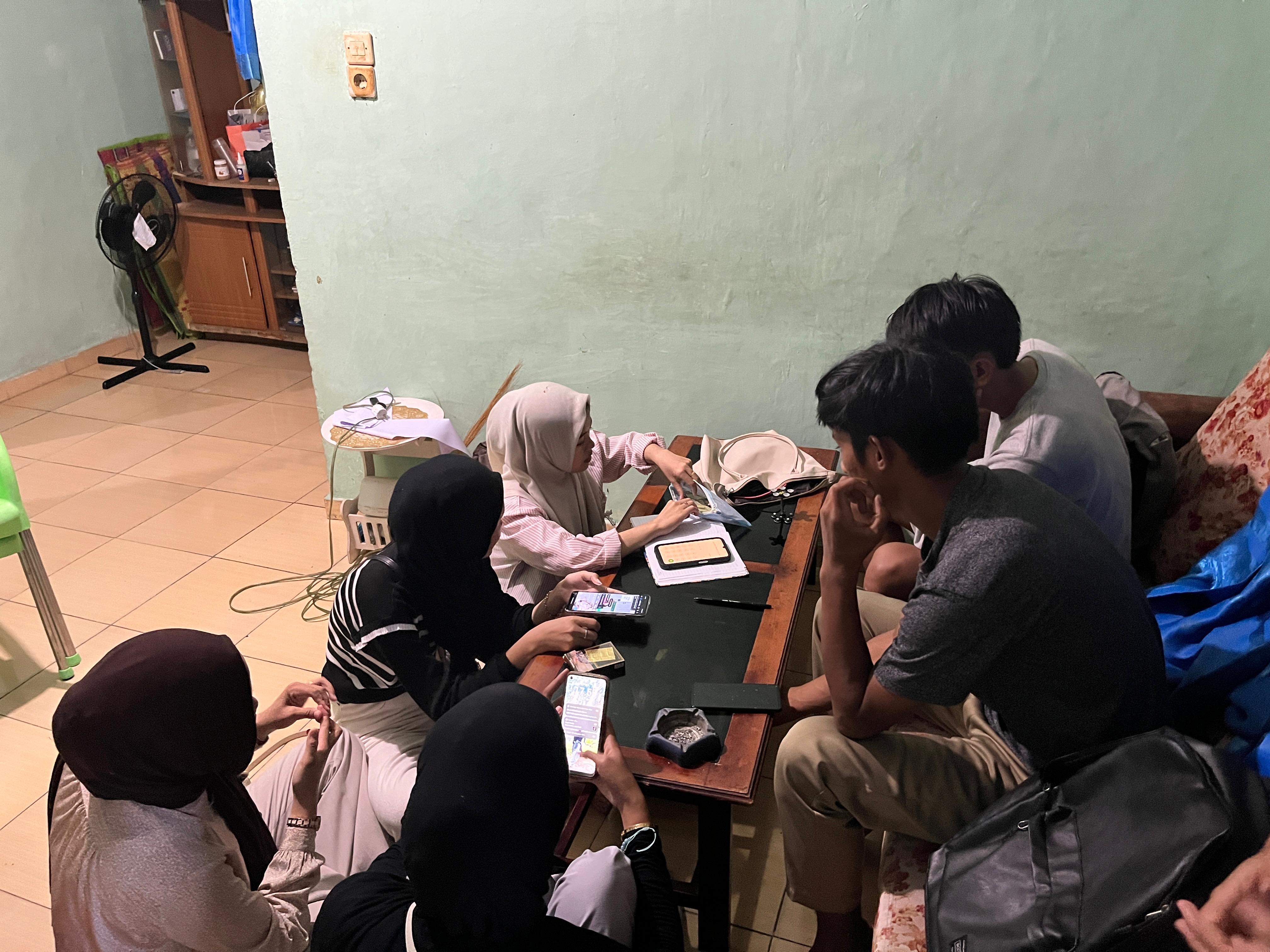 Rapat pembahasan laporan kas bendahara KKN-T kelompok 9 RT 07