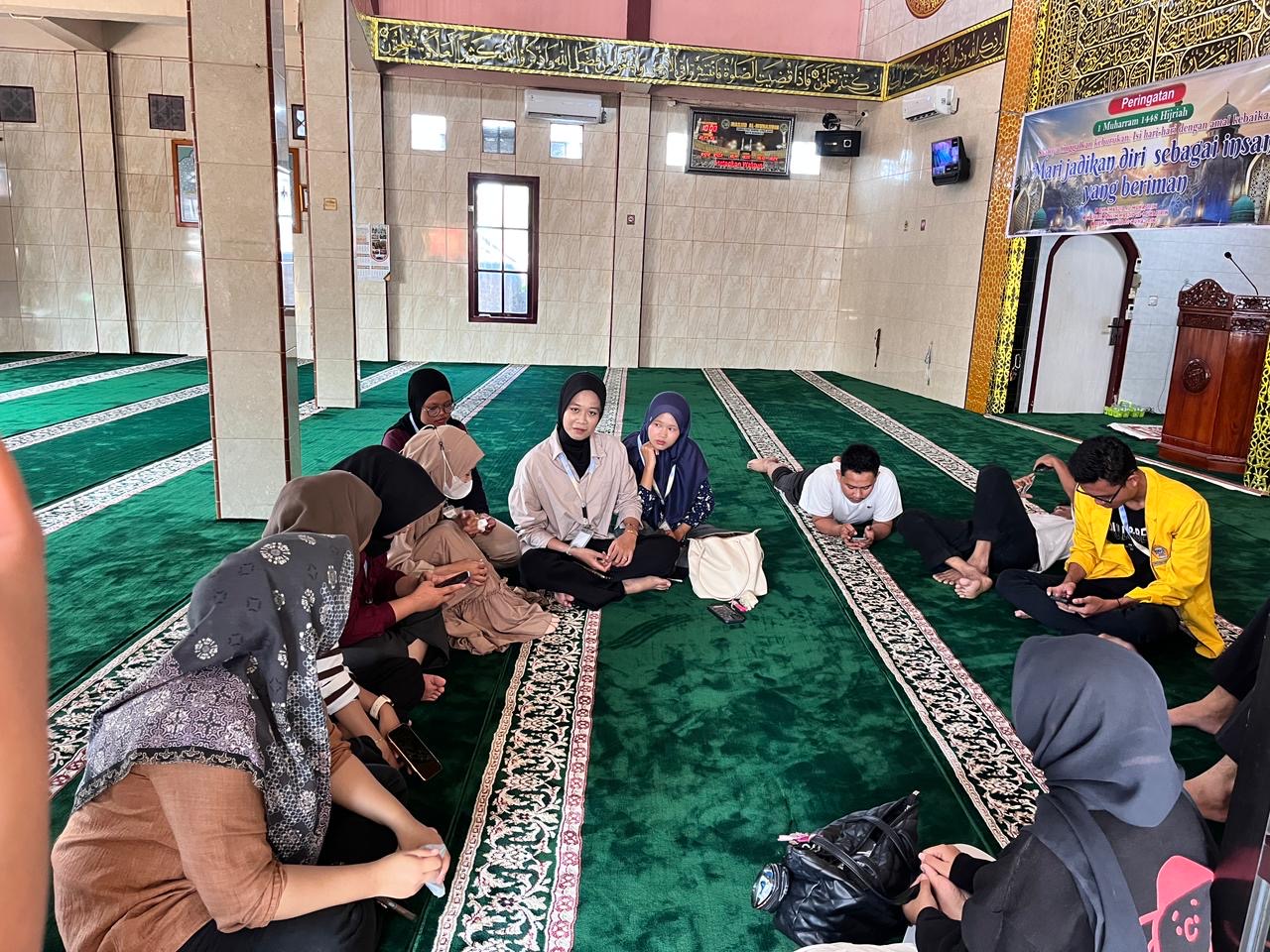 Kegiatan bersih-bersih masjid bersama anak rt 09