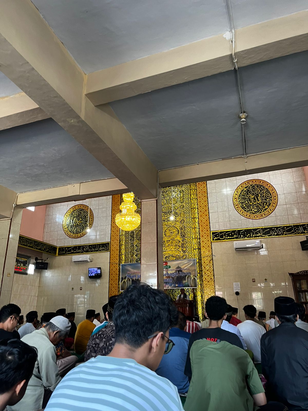 Sholat jumat bersama kelompok 9 KKN periode VIII RT 07