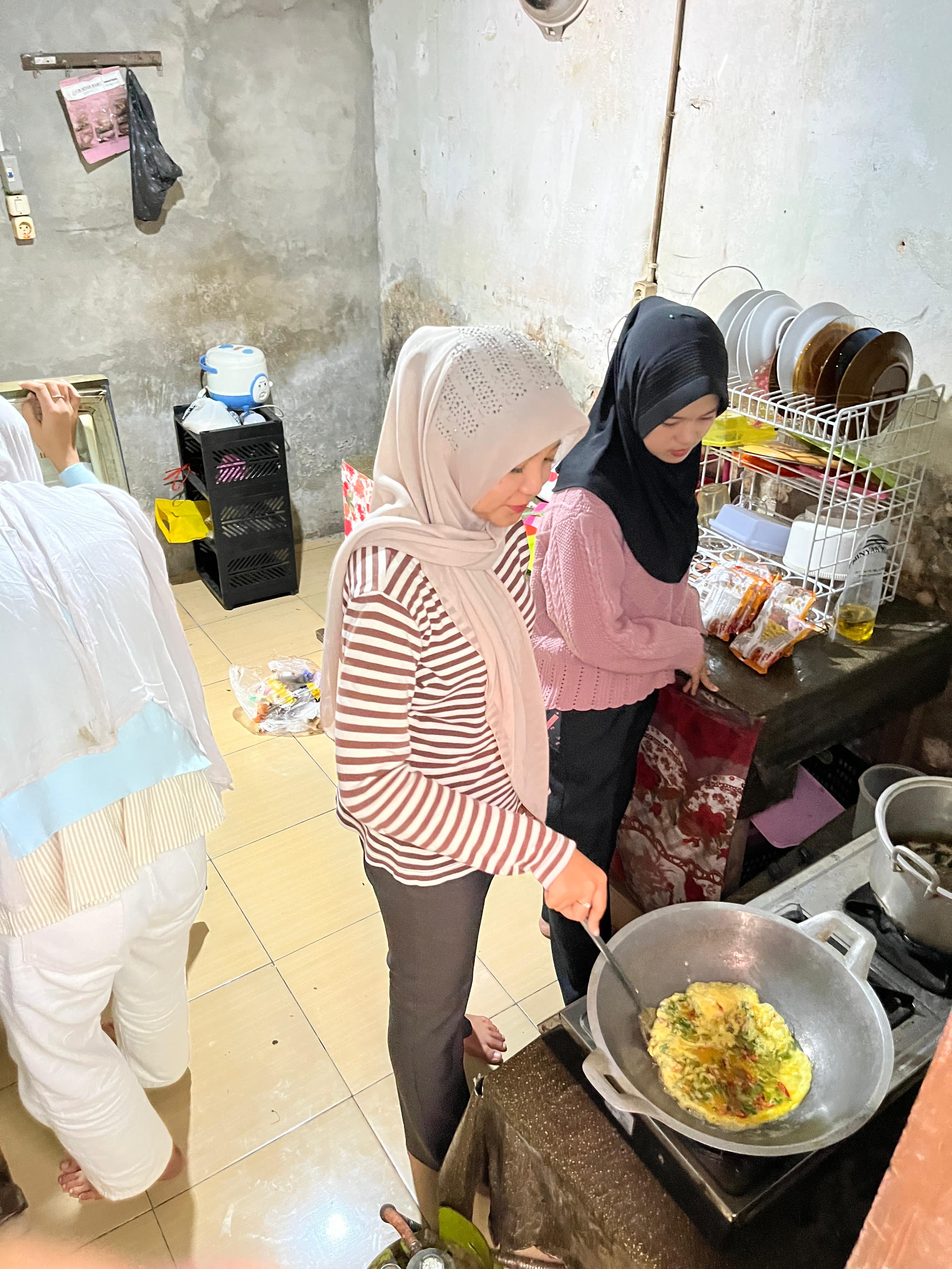 Masak bersama untuk makan siang kelompok 9 rt 07