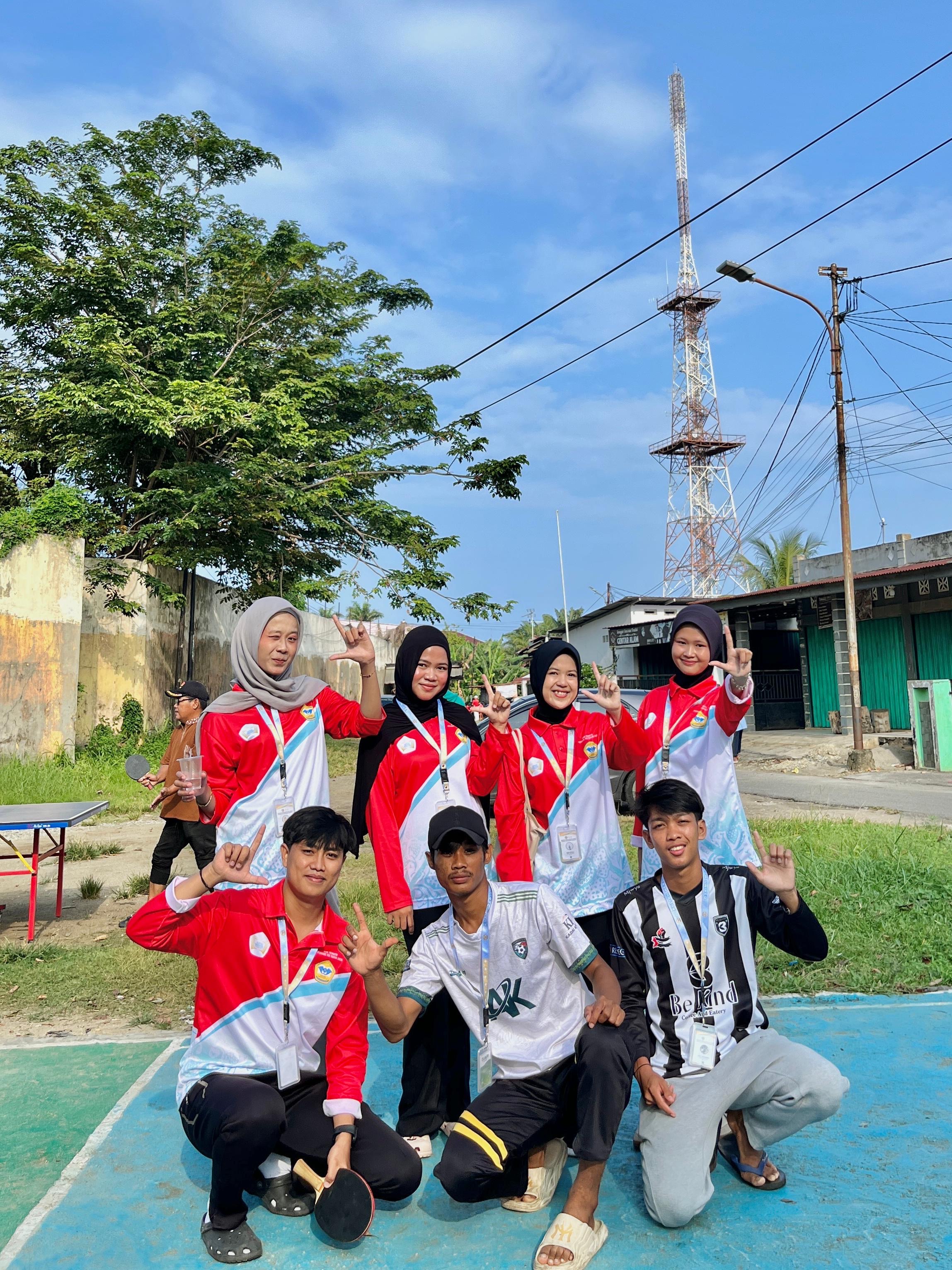 Poto bersama kelompok 9 sehabis senam pagi disawah lebar baru