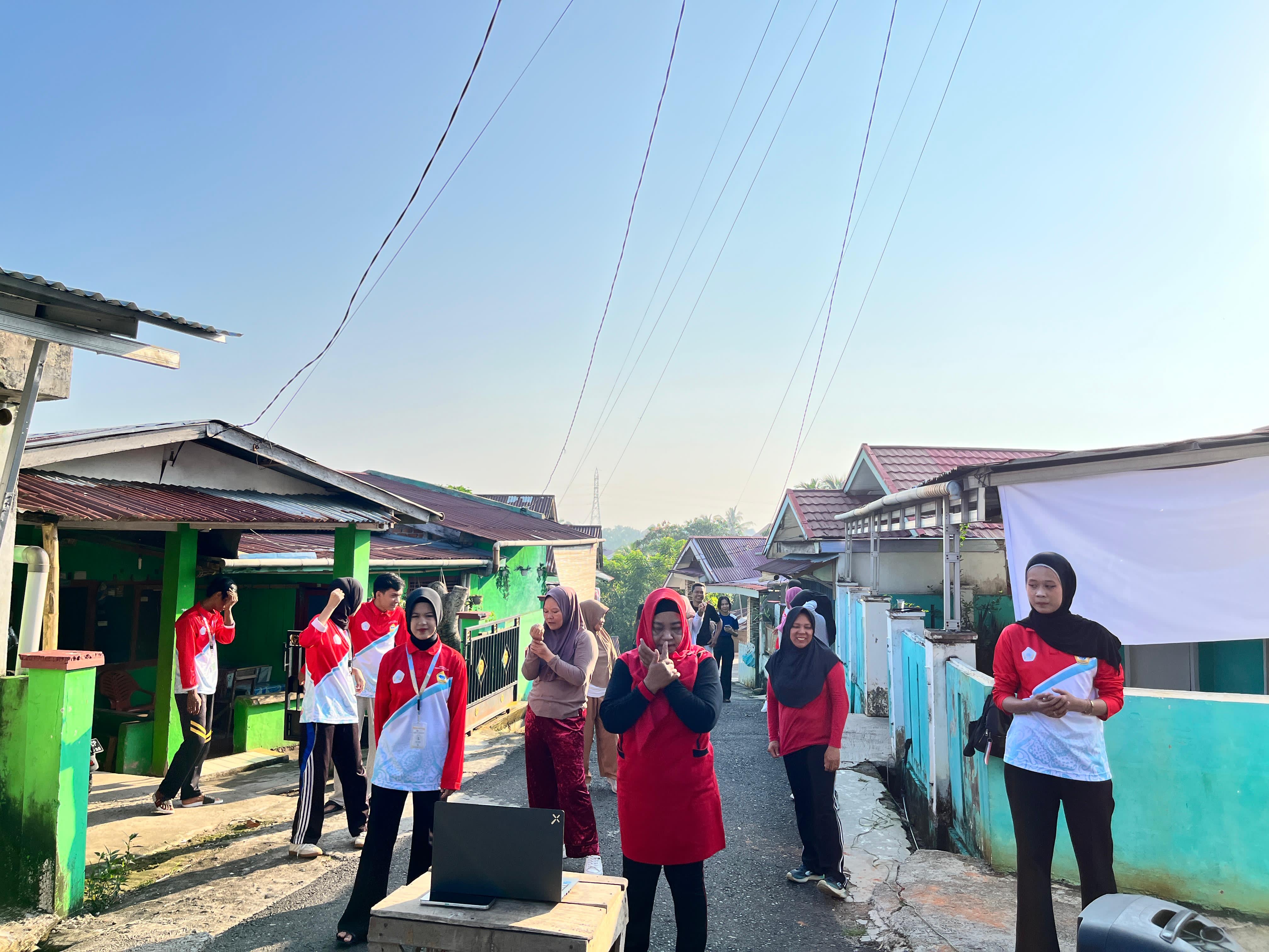 Senam sehat pagi bersama KKN kelompok 9,DPL dan warga 07