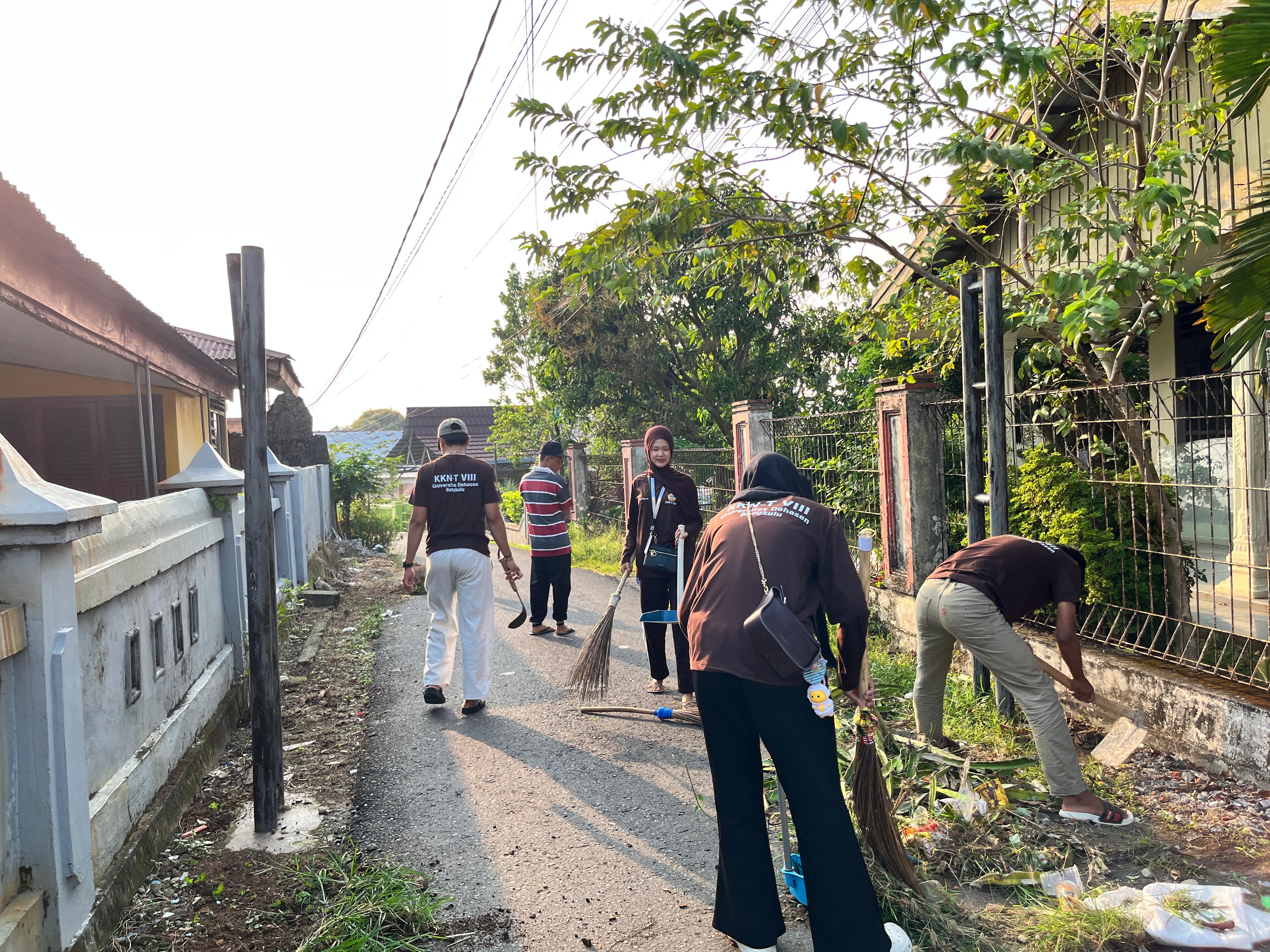 Gotong royong membersihkan lingkungan rt 07 bersama warga dan kelompok KkN 