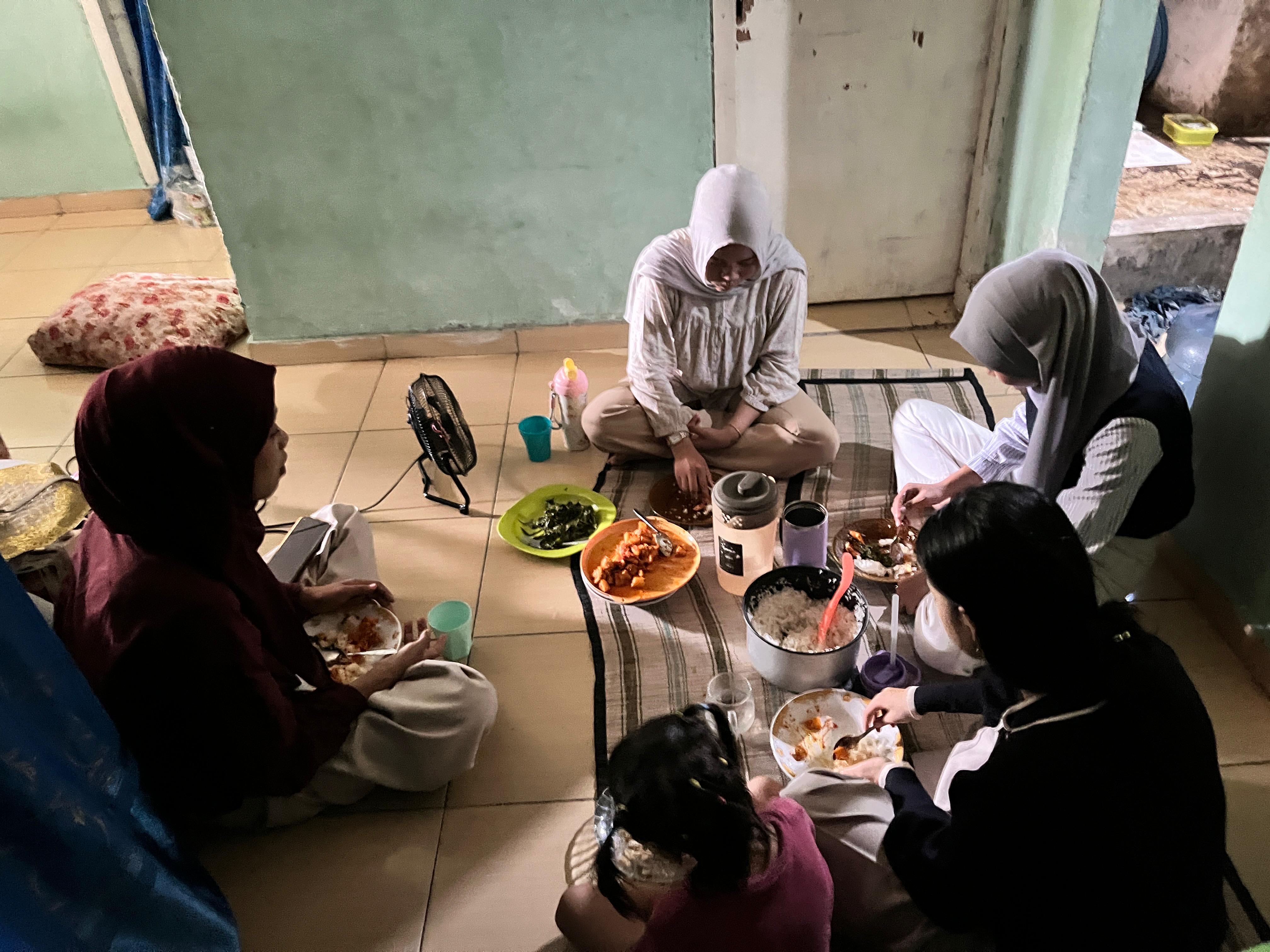 Makan siang bersama anak anak kelompok 9