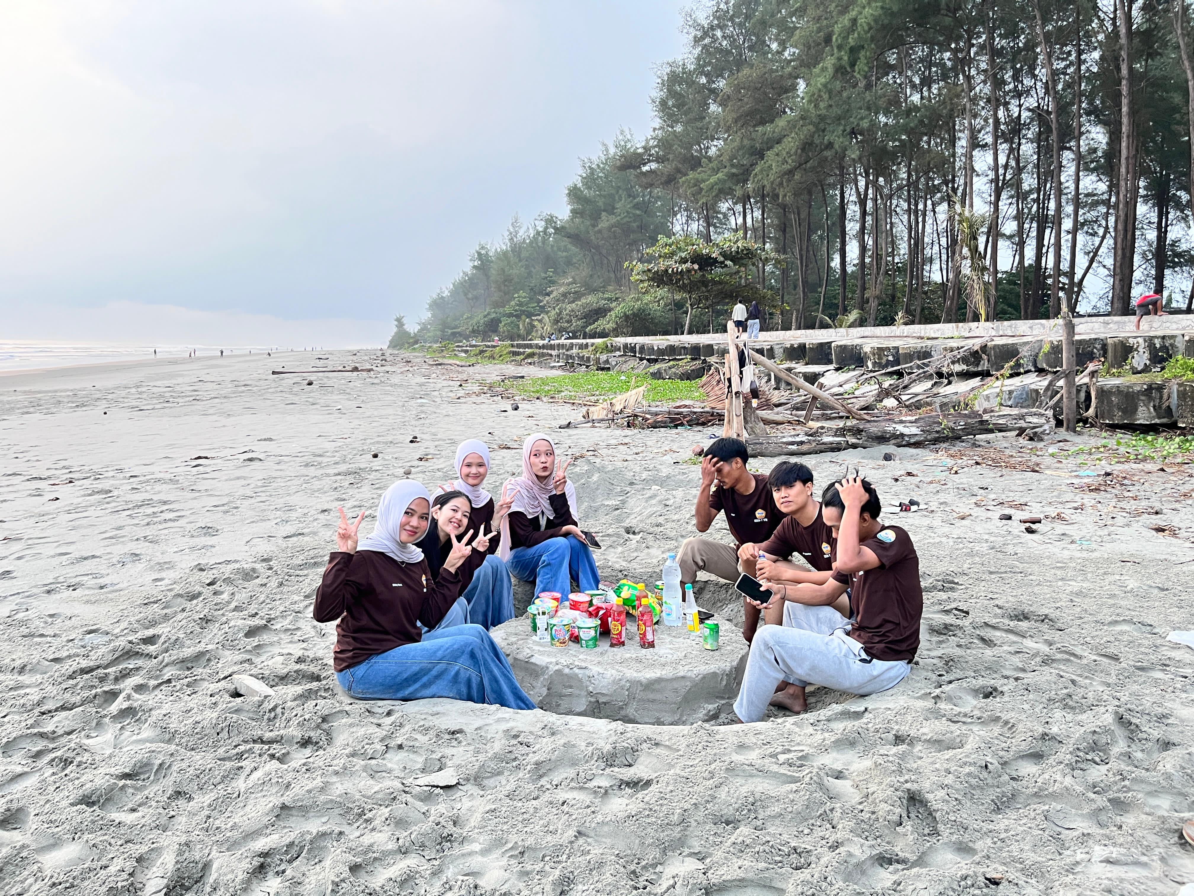 Kelompok 9 mengadakan main bersama dipantai