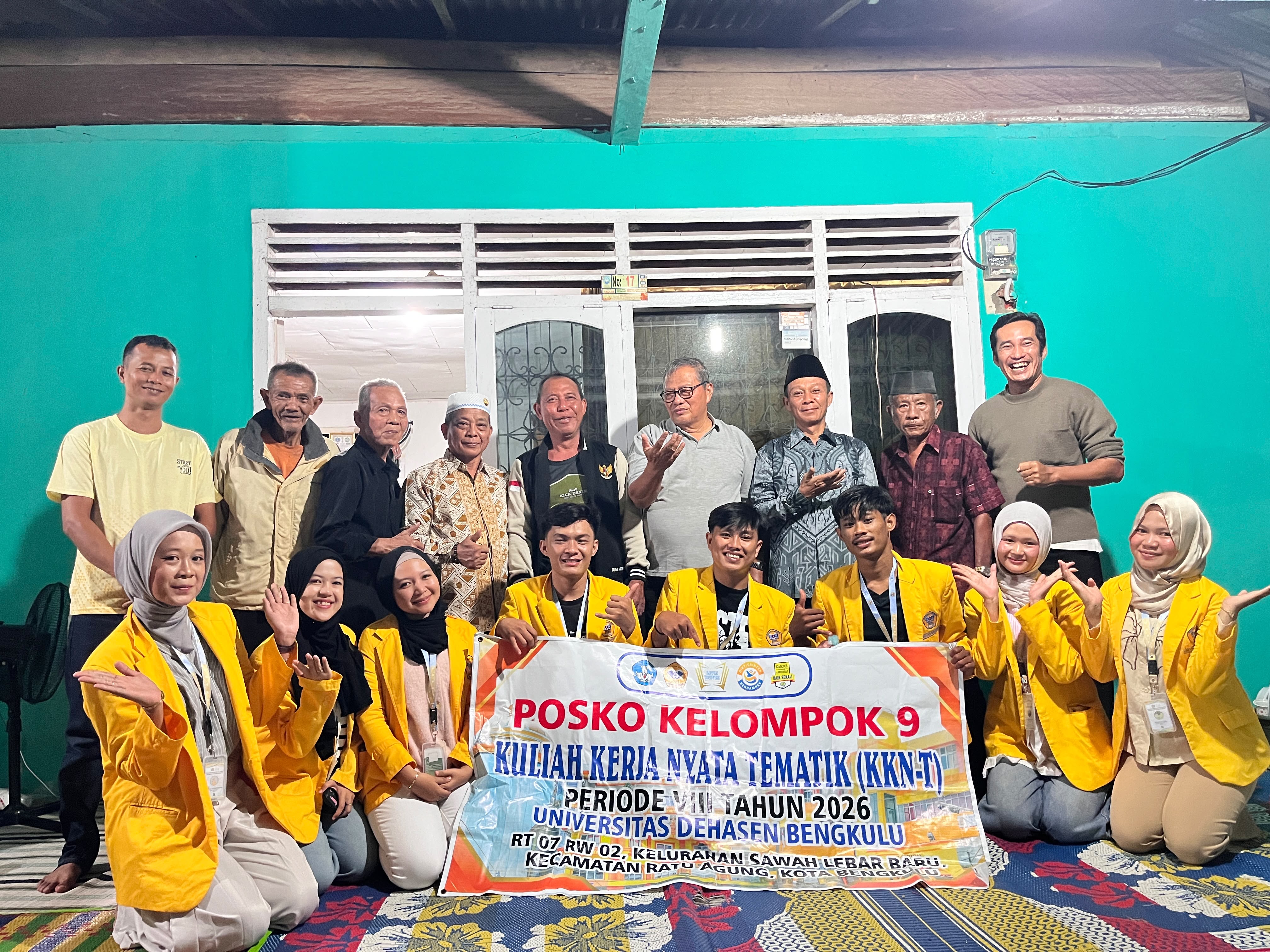Foto bersama bapak RW 02,RT 02,Rat 03,RT 06 dan RT 07 dengan kelompok 9 dalam acara perpisahan