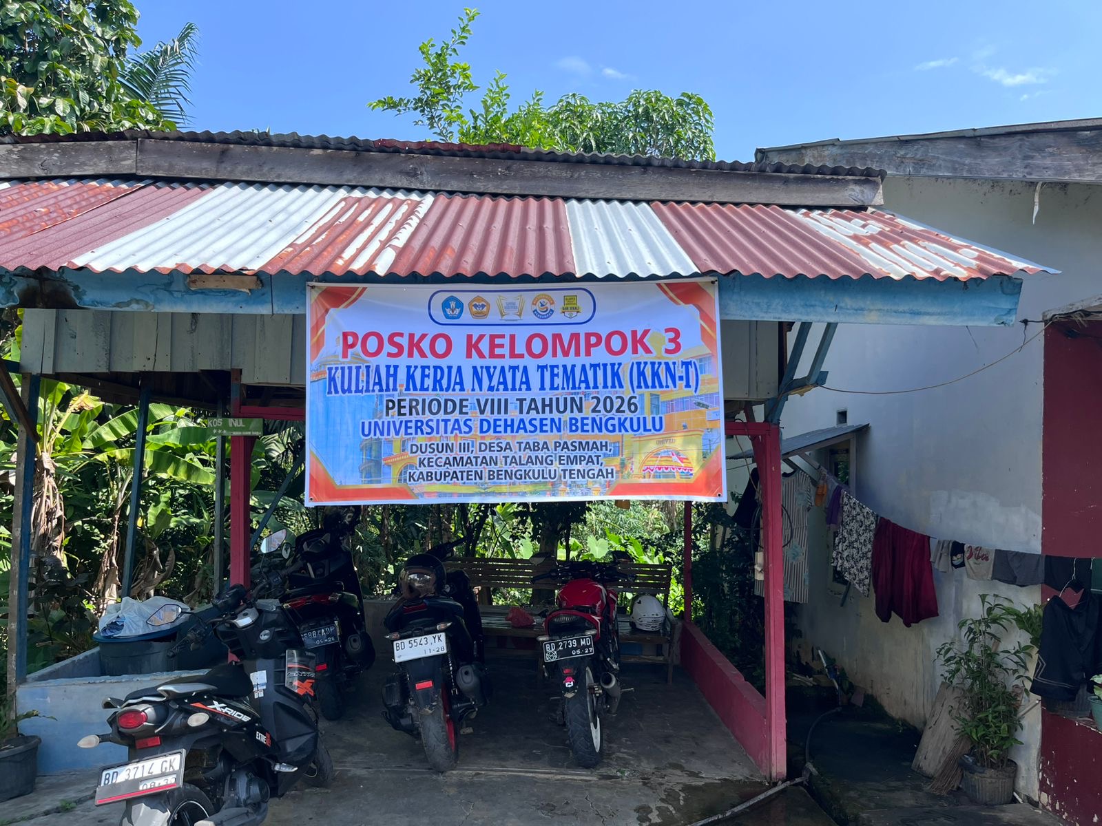 Pemasangan sepanduk kelompok 3