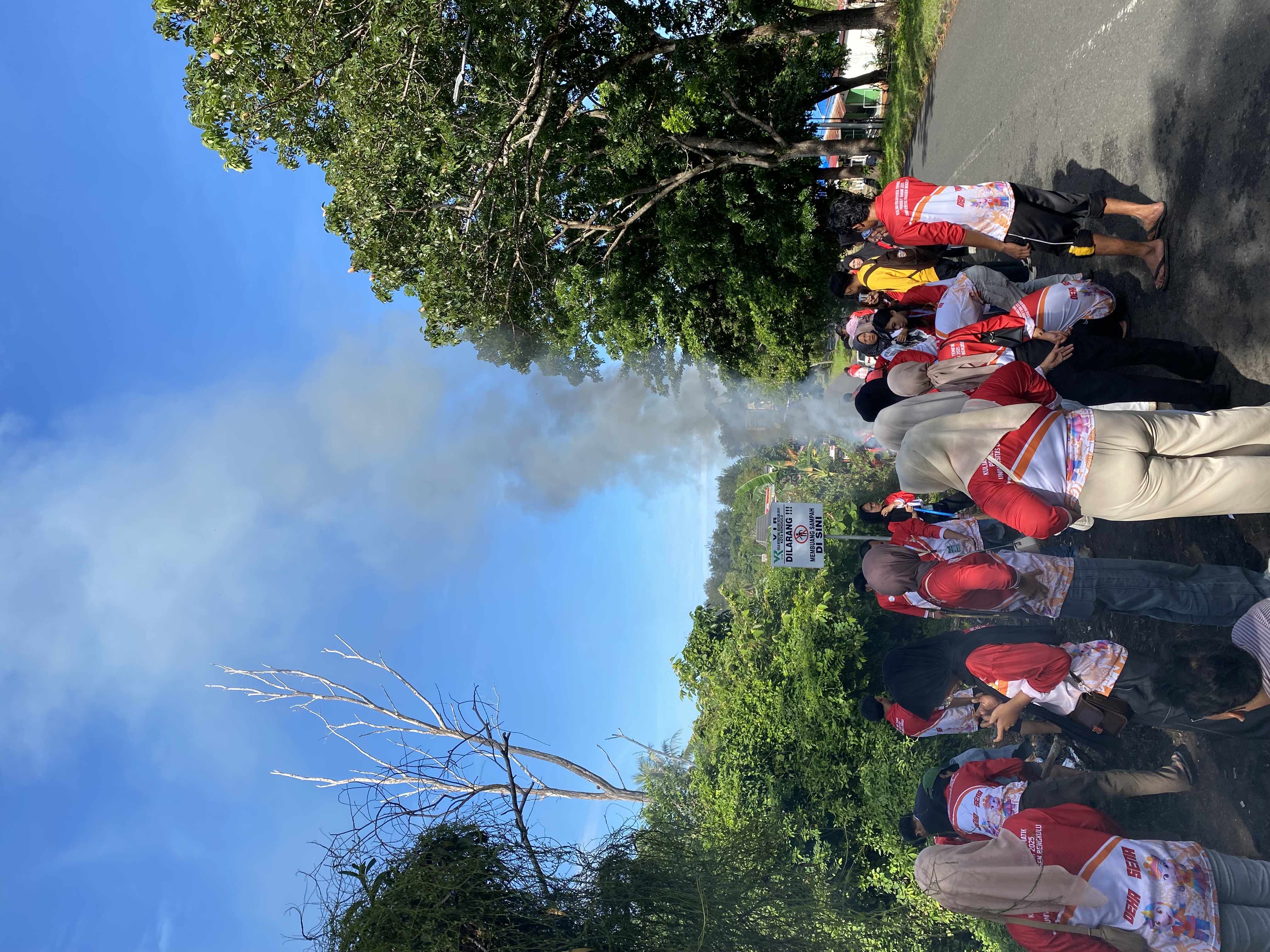 Gotong royong kebersihan tamanDi lempuing