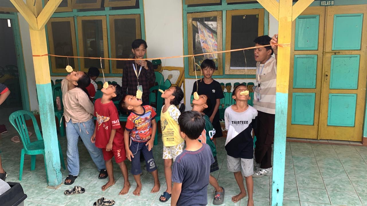 Lomba makan kerupuk untuk anak anak rt 1 sawah lebar 