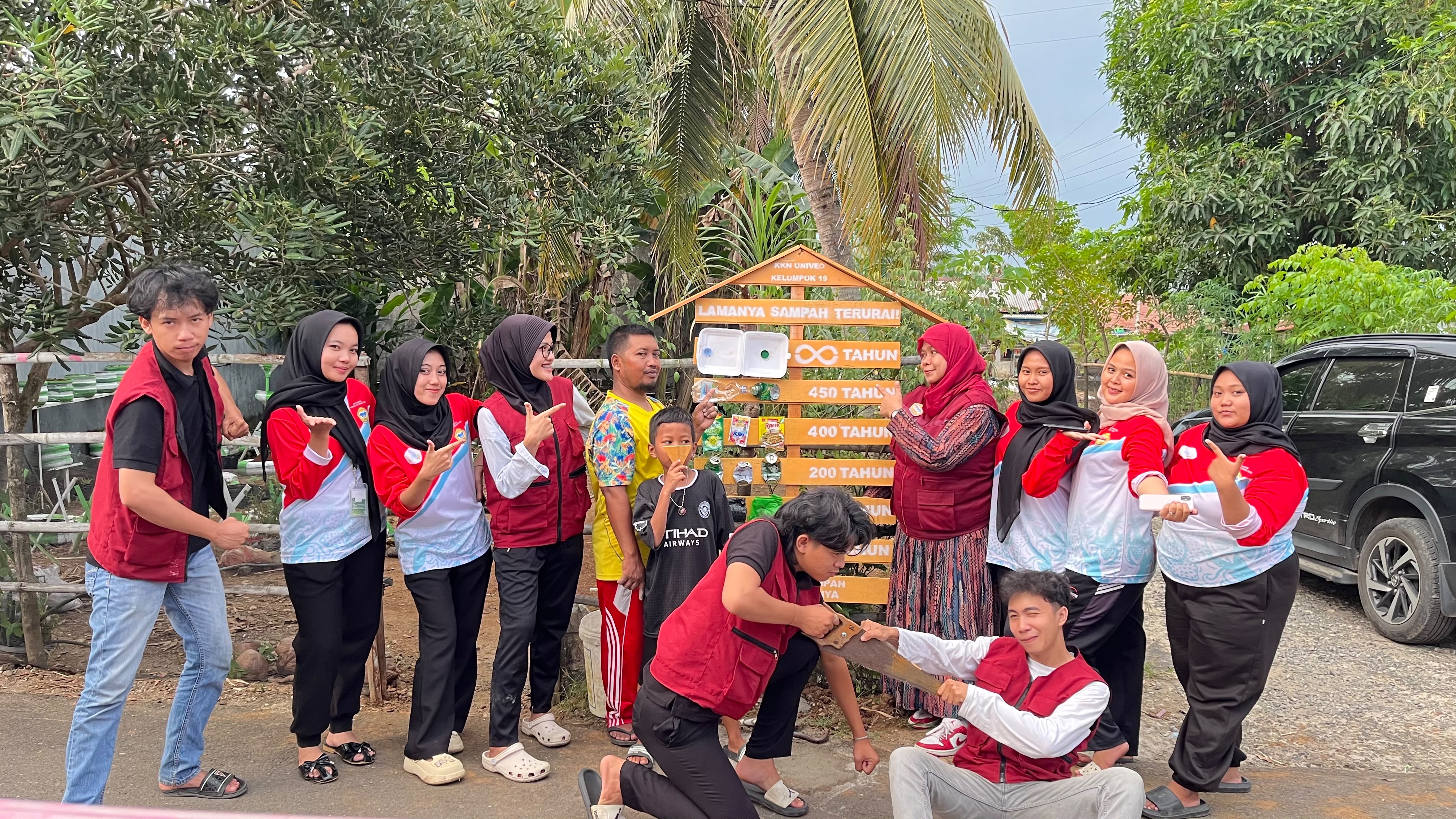 sesi foto bersama dan peresmian papan edukasi sampah tentang lamanya sampah terurai 