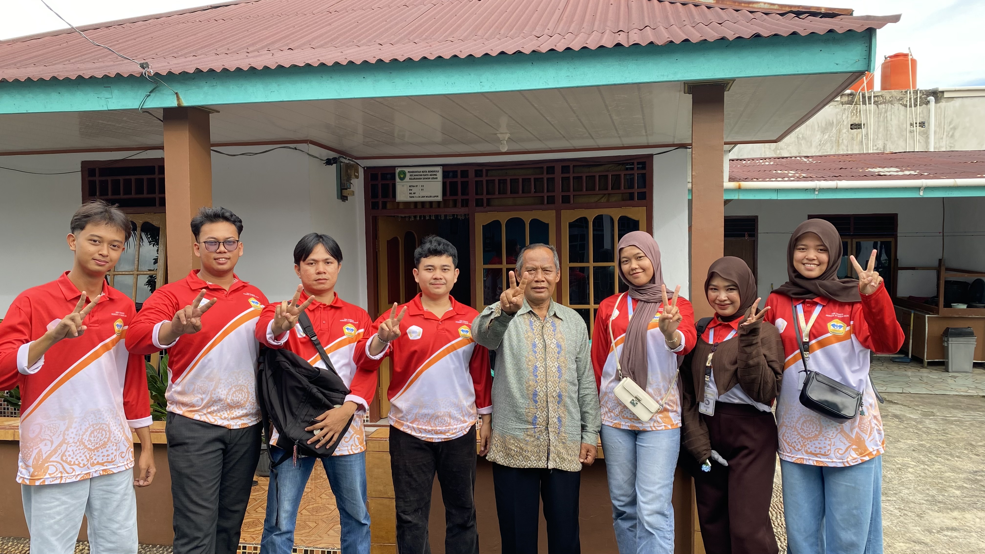 PEMBERIAN KENANG-KENANGAN KEPADA BAPAK RT 02