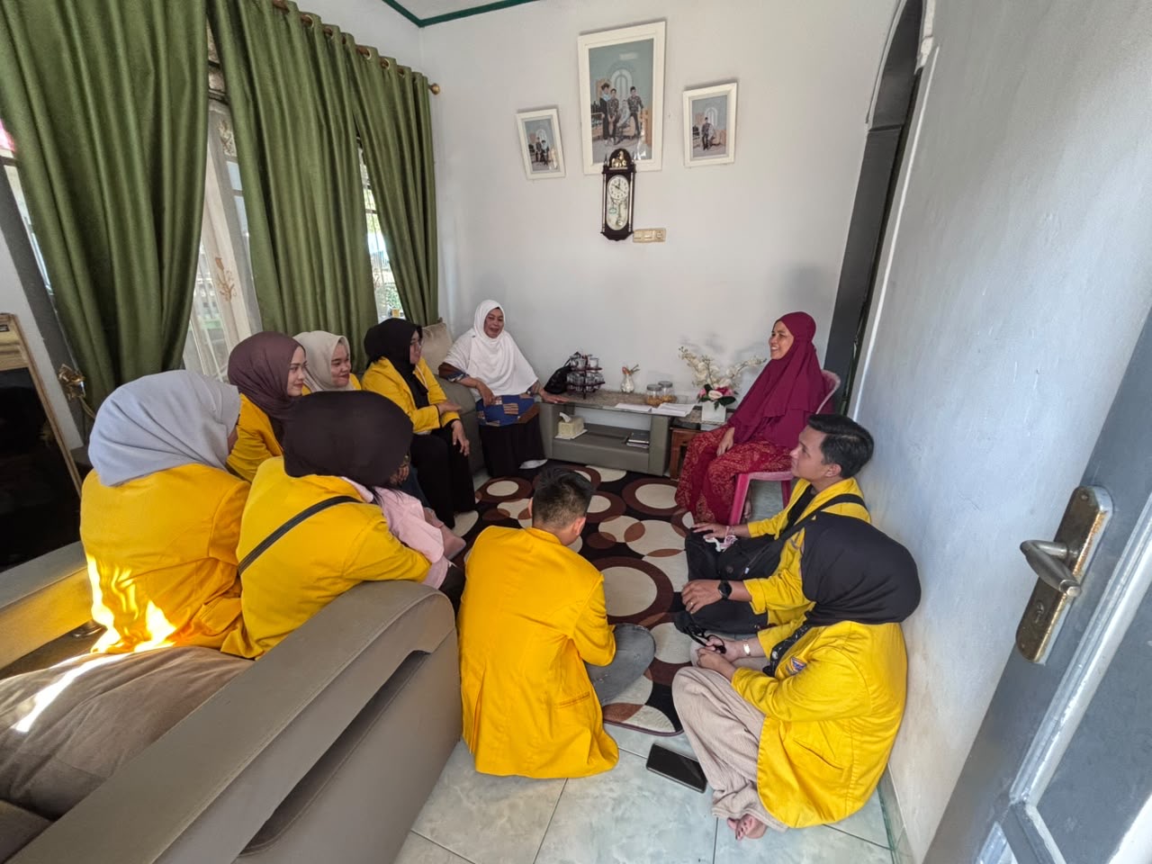 Penyerahan surat izin KKN-T ke pak RT bersama DPL 
