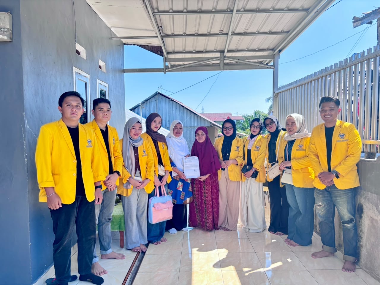 Foto bersama pak RT dan DPL bersama rekan KKN-T