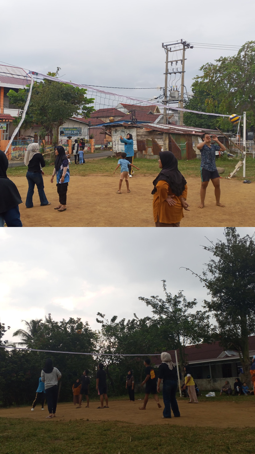 Bermain volli dengan warga