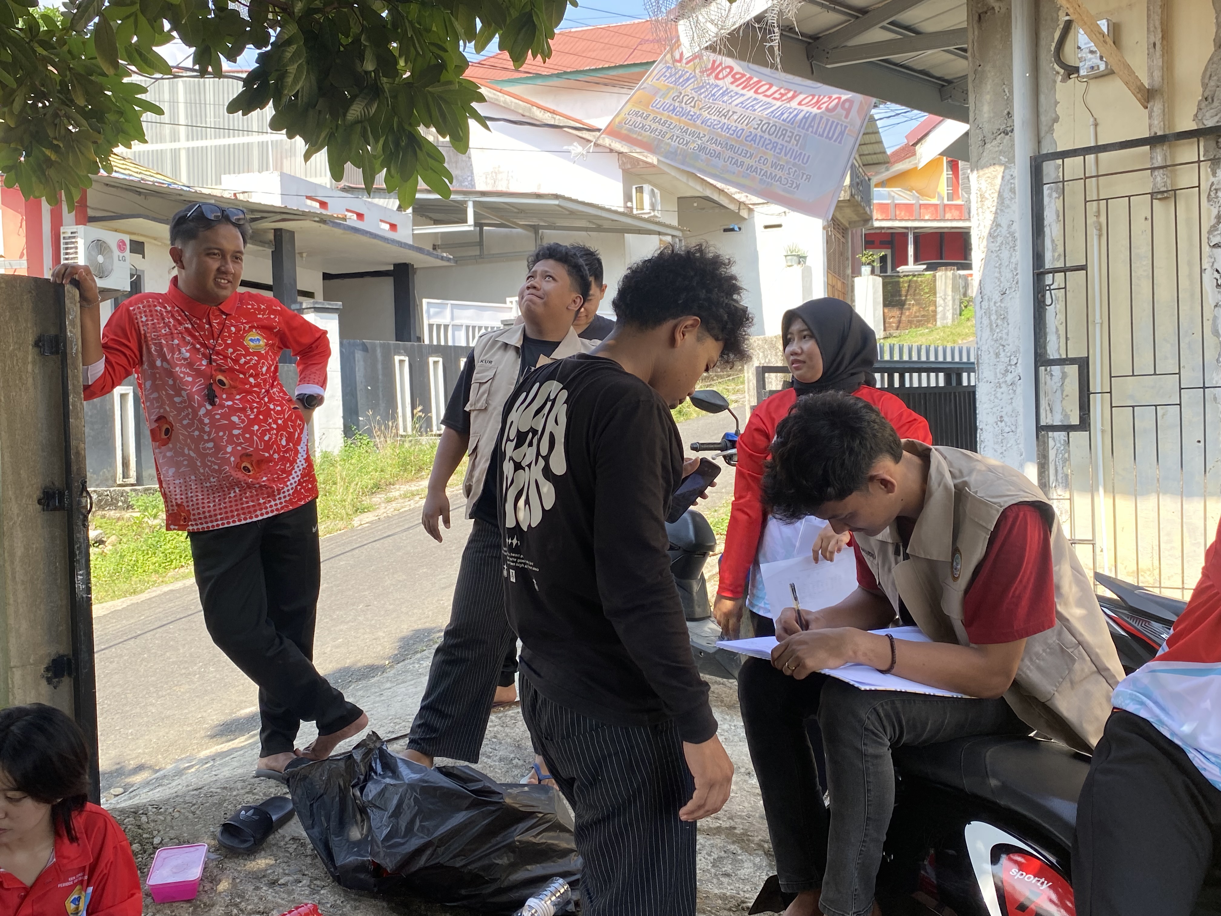 Pengisian absensi buku tamu oleh kelompok 6