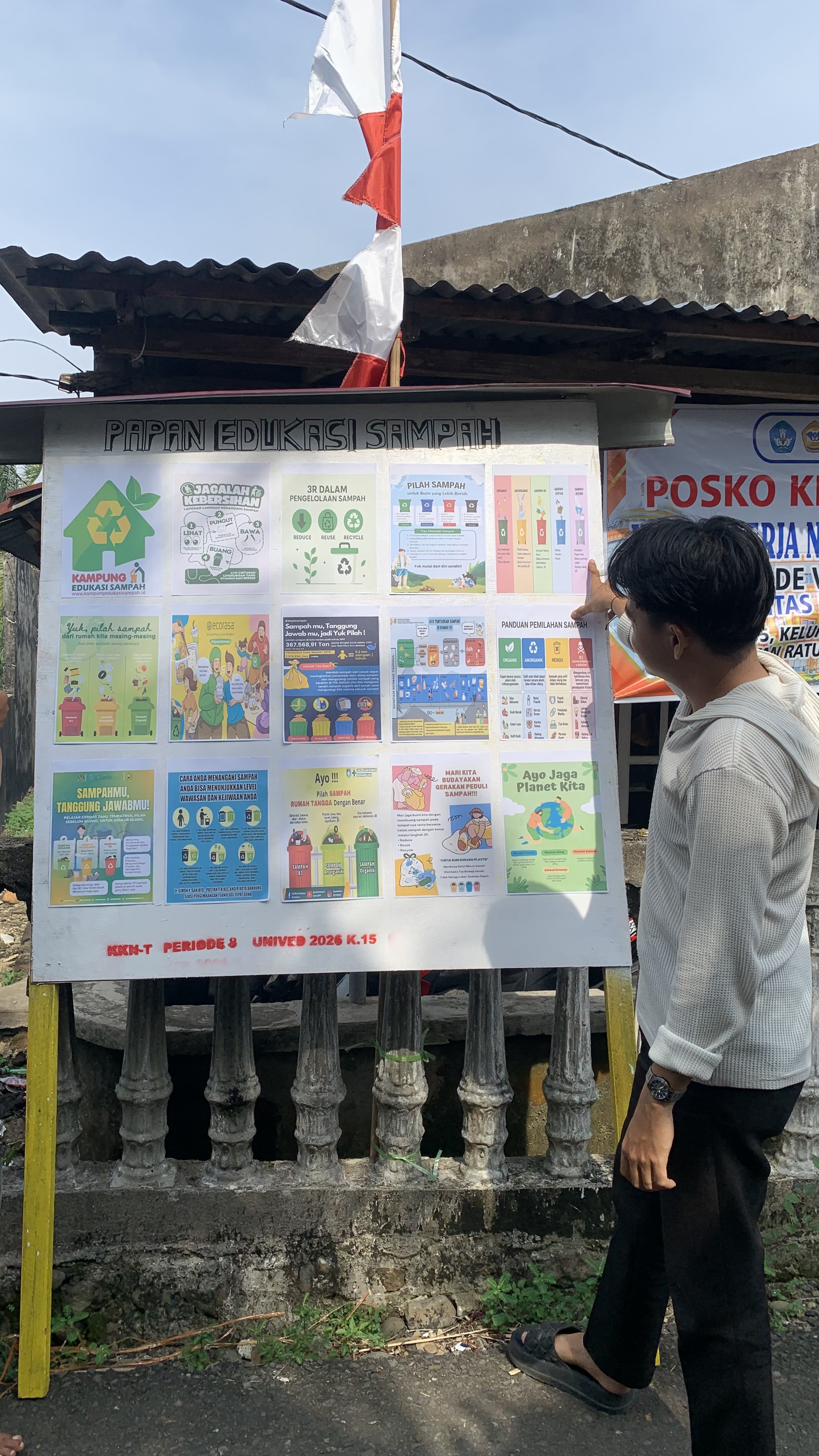 memasang papan edukasi