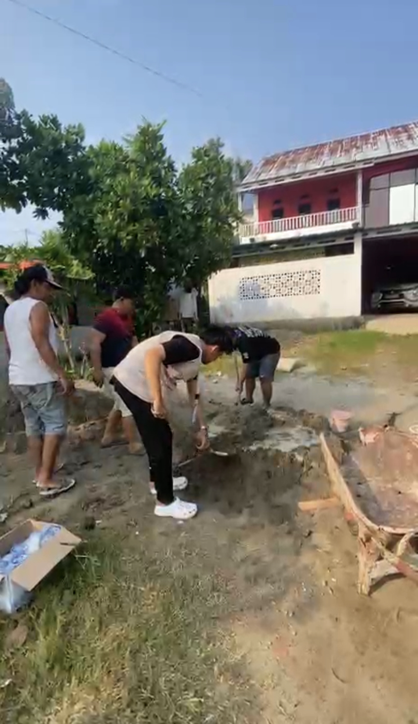 membantu masyarakat membangun jalan