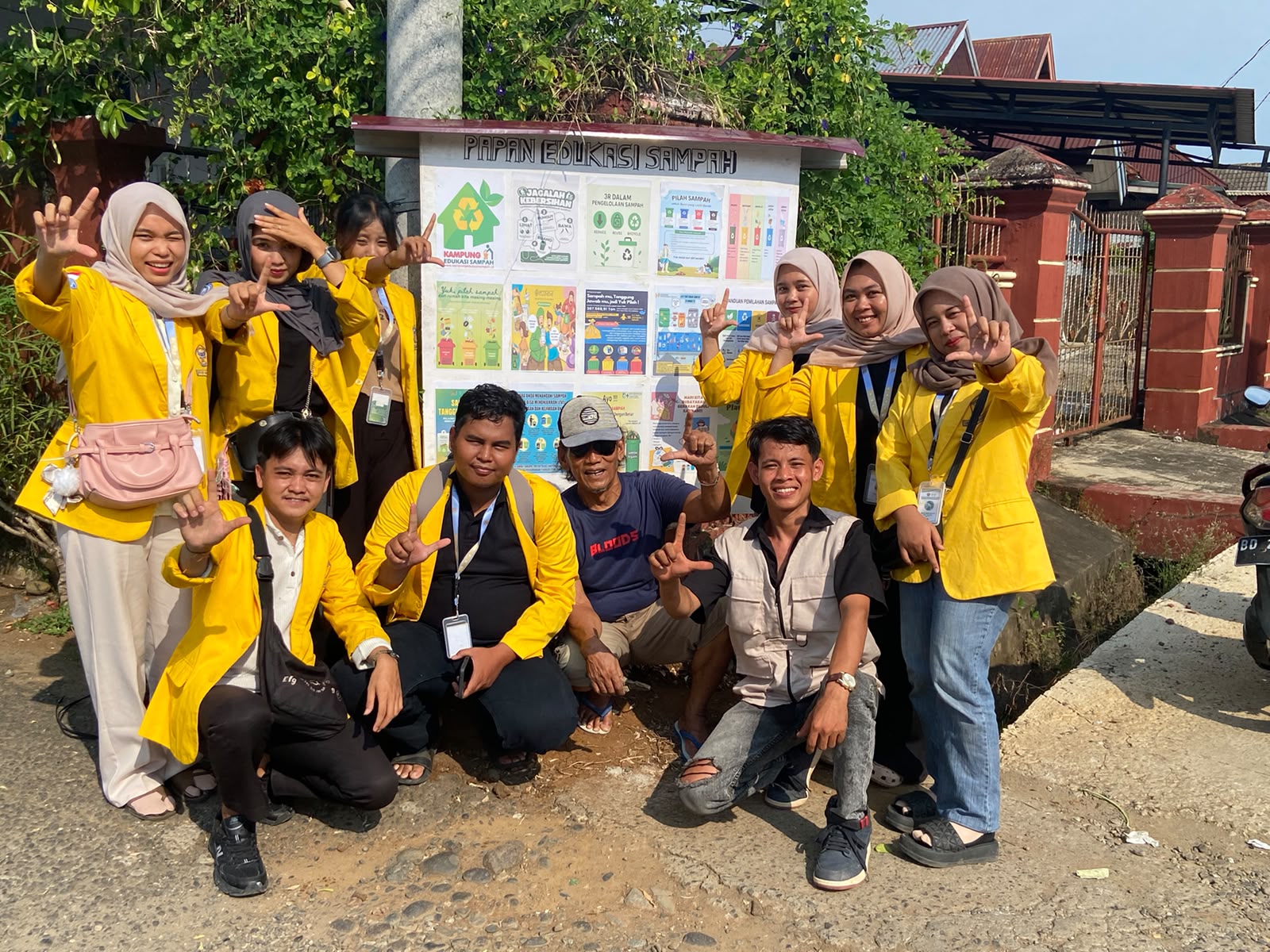 pemasangan papan edukasi sampah