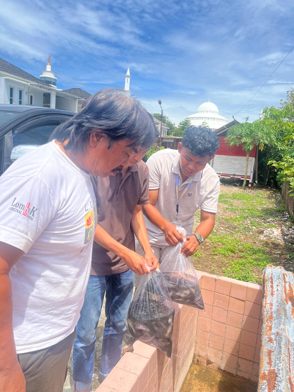 Pemanfaatan Kolam Lingkungan melalui Penebaran Bibit Lele‎