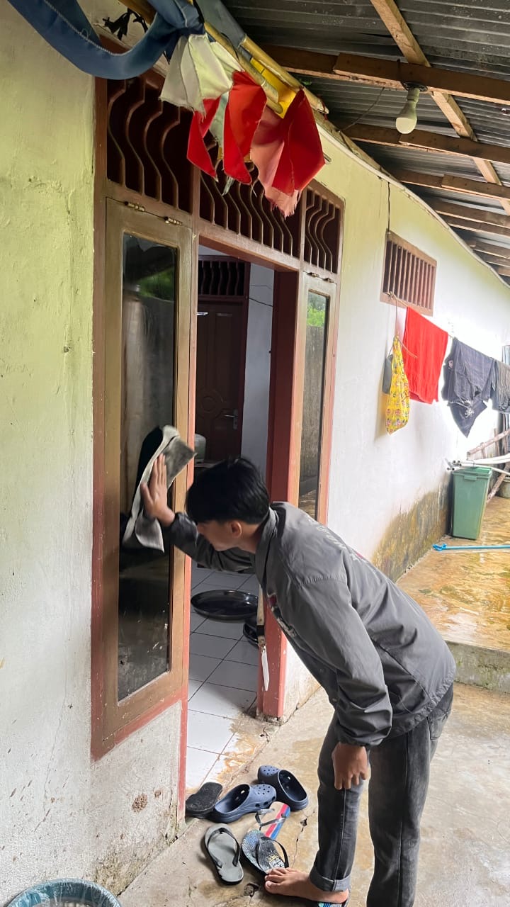 Gotong Royong Membersihkan Masjid di Minggu Kedua‎
