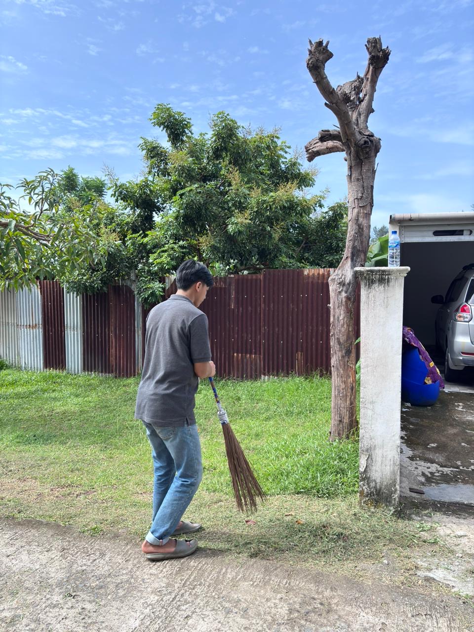 Gotong Royong Membersihkan Sampah yg Berserakan di Wilayah RT 01‎