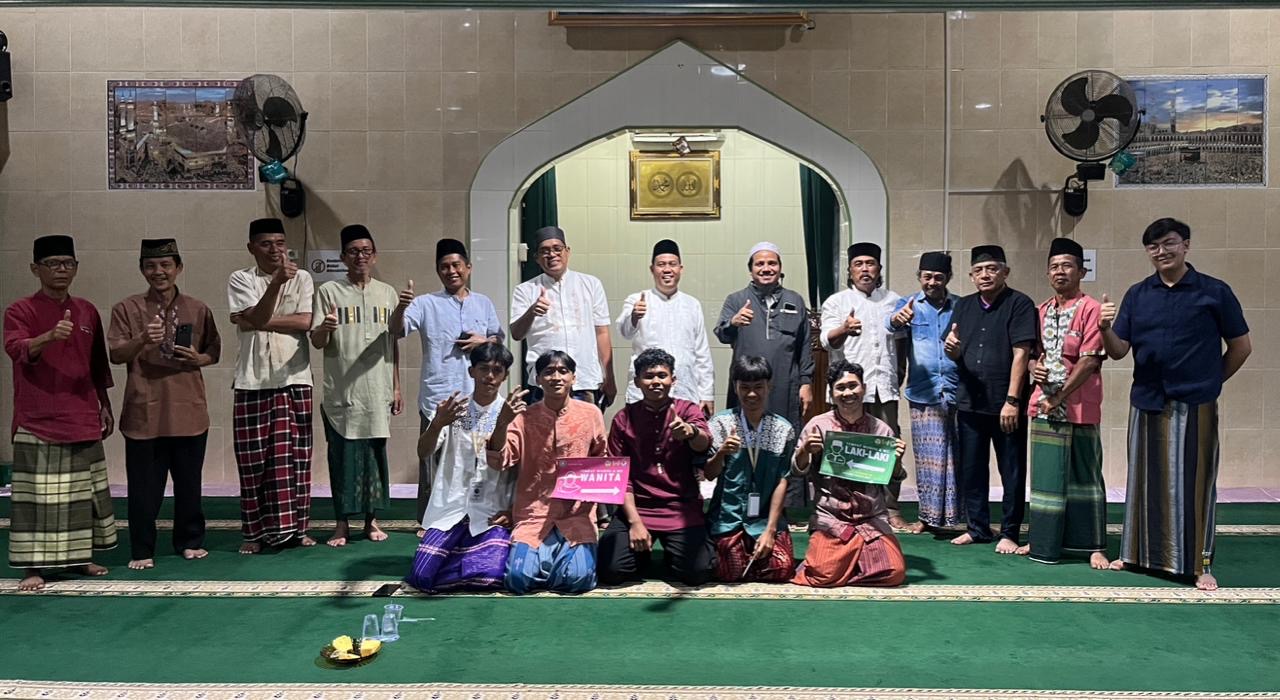 Serah Terima Stiker Informasi Tempat Wudhu dan WC kepada pengurus Masjid di Masjid Nurul Islam‎‎