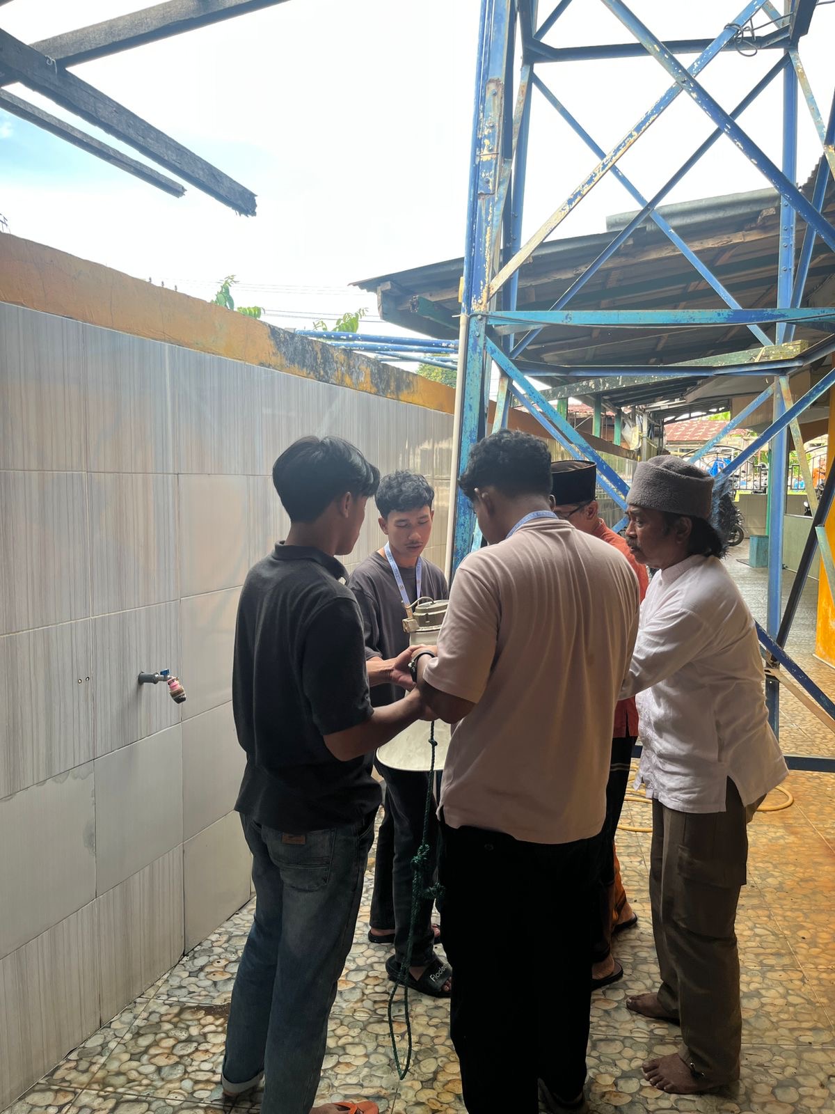 Membantu Bapak RT 01 Memperbaiki Sound Sistem di Masjid Nurul Islam.‎