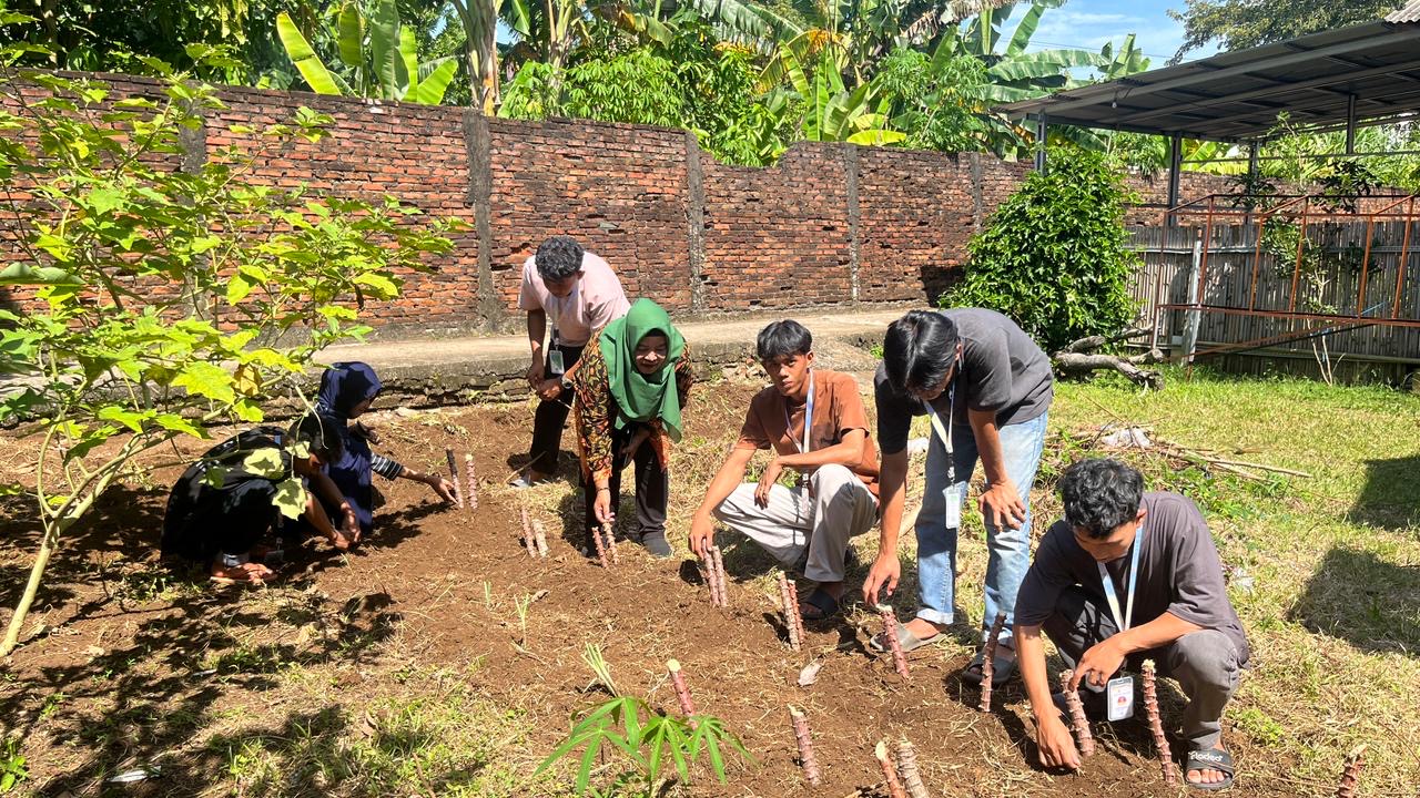 Menanam Bibit Sayuran di‎Halaman warga yang tebangkalai Tahap ke 2 Bersama Ibu DPL.‎‎