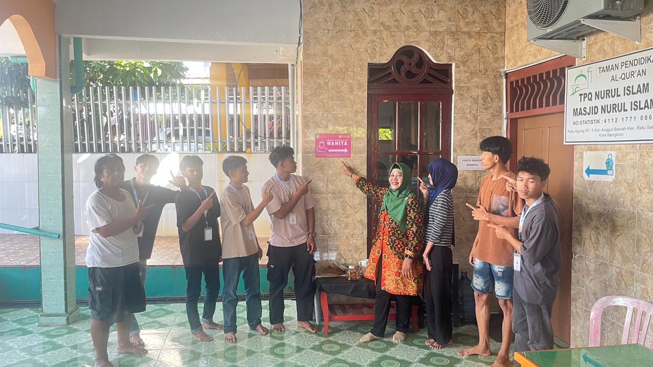  Berfoto Bersama Dengan Ibu DPL Menunjukan Hasil Proker Utama Yaitu Stiker Informasi Tempat Wudhu dan WC di Masjid Nurul Islam Yang Telah Selesai di Buat‎‎