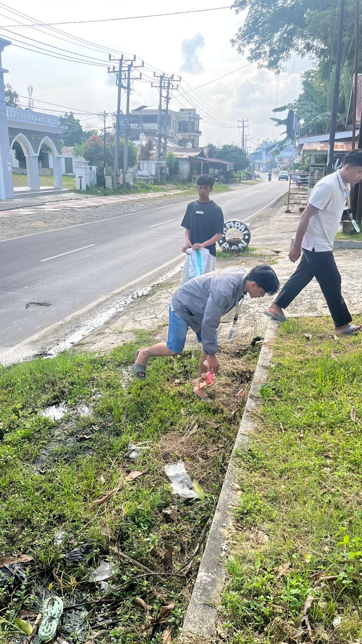 Kegiatan Pembersihan Sampah di Wilayah RT  01