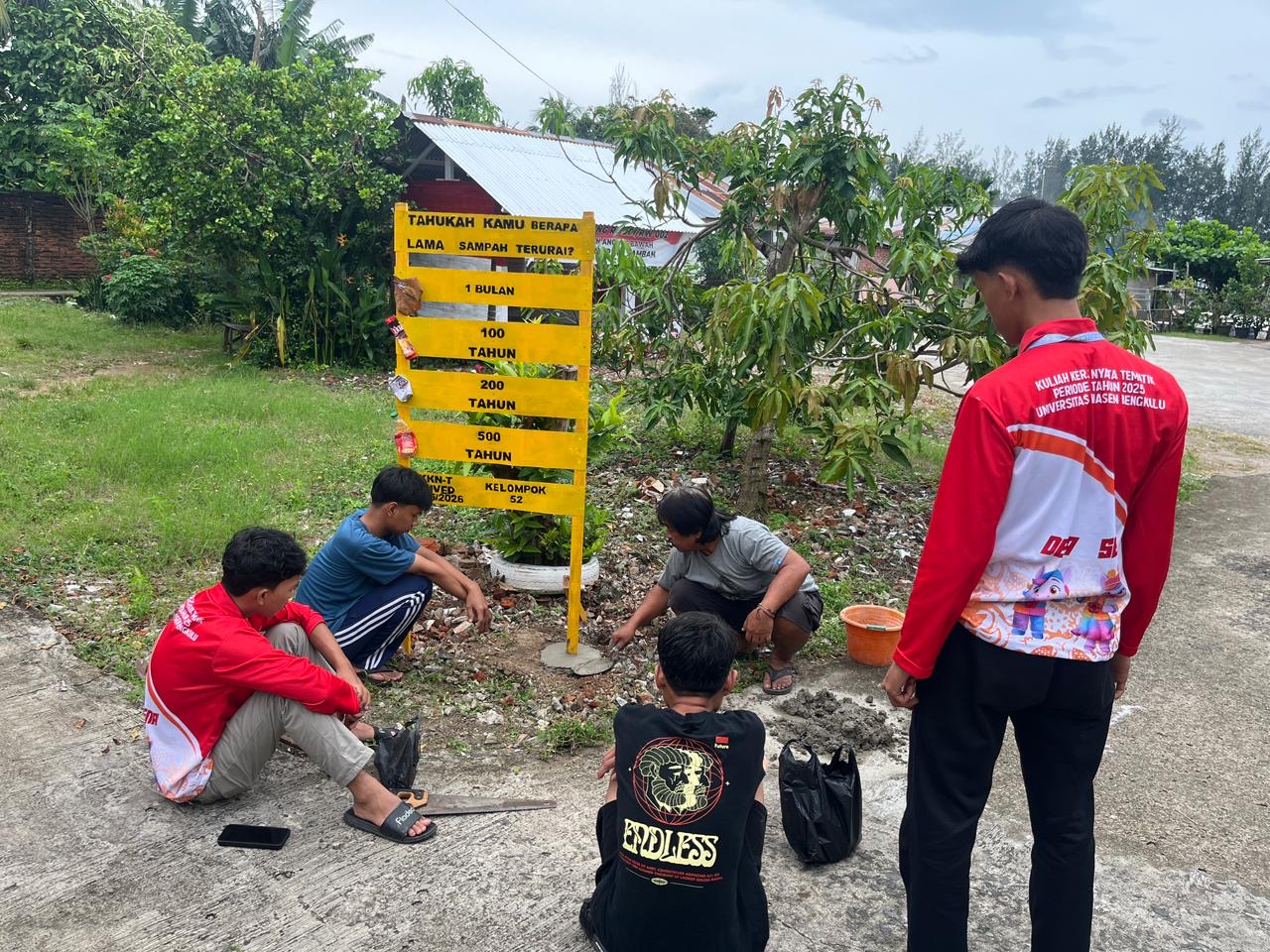 Pemasangan Plang Waktu Penguraian Sampah sebagai Program Kerja Utama KKN (Tahap Ke-7)