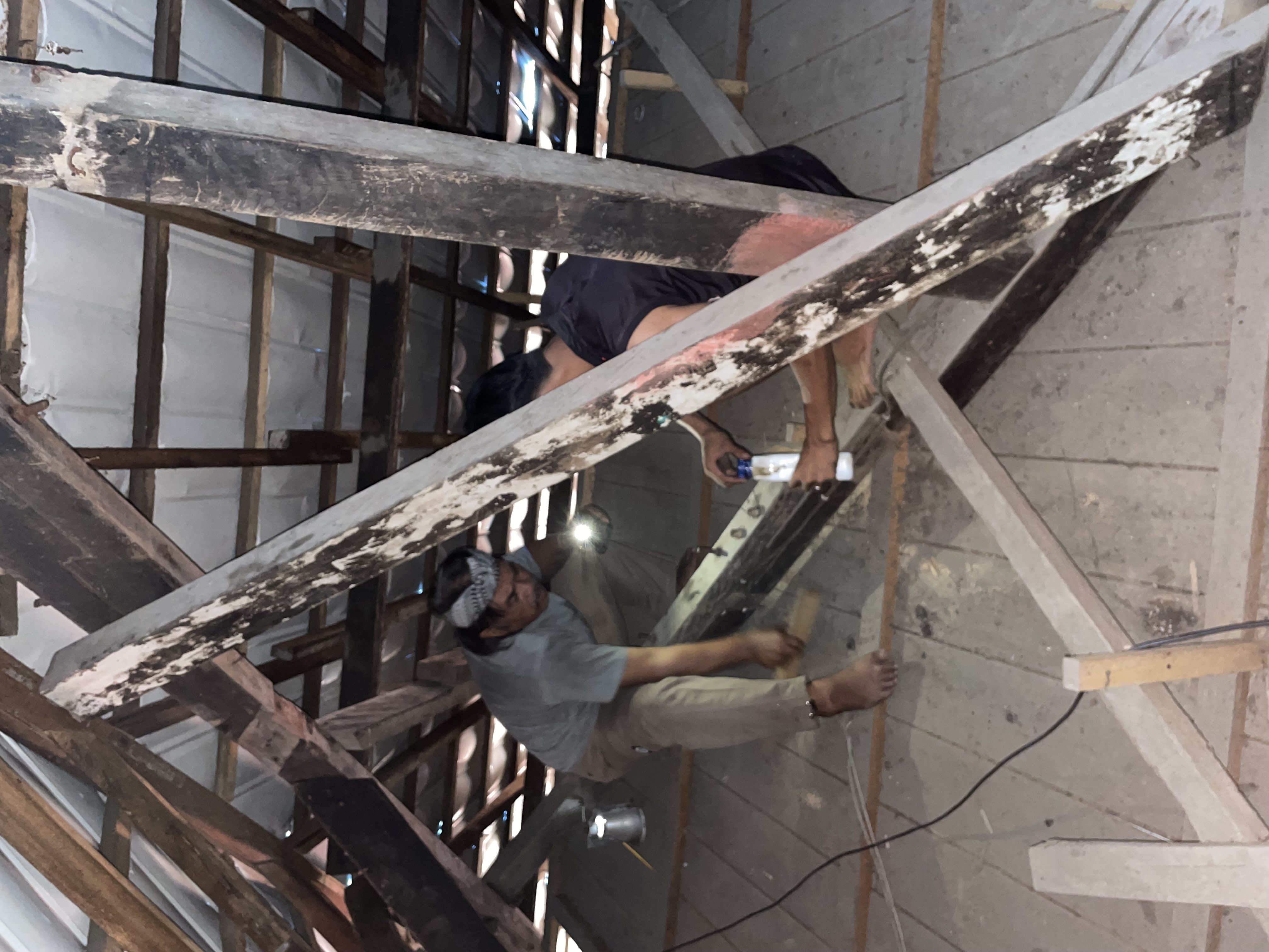 Kegiatan Penyemprotan Kayu yang Terserang Rayap di Masjid Nurul Islam