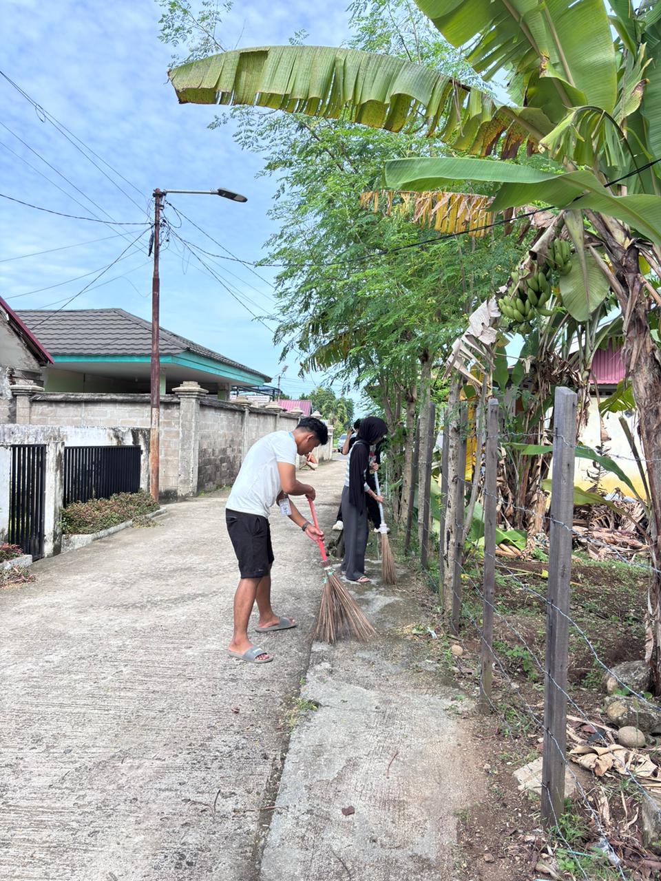 Kegiatan Kebersihan Rutin Lingkungan RT 01 (Hari Rabu)