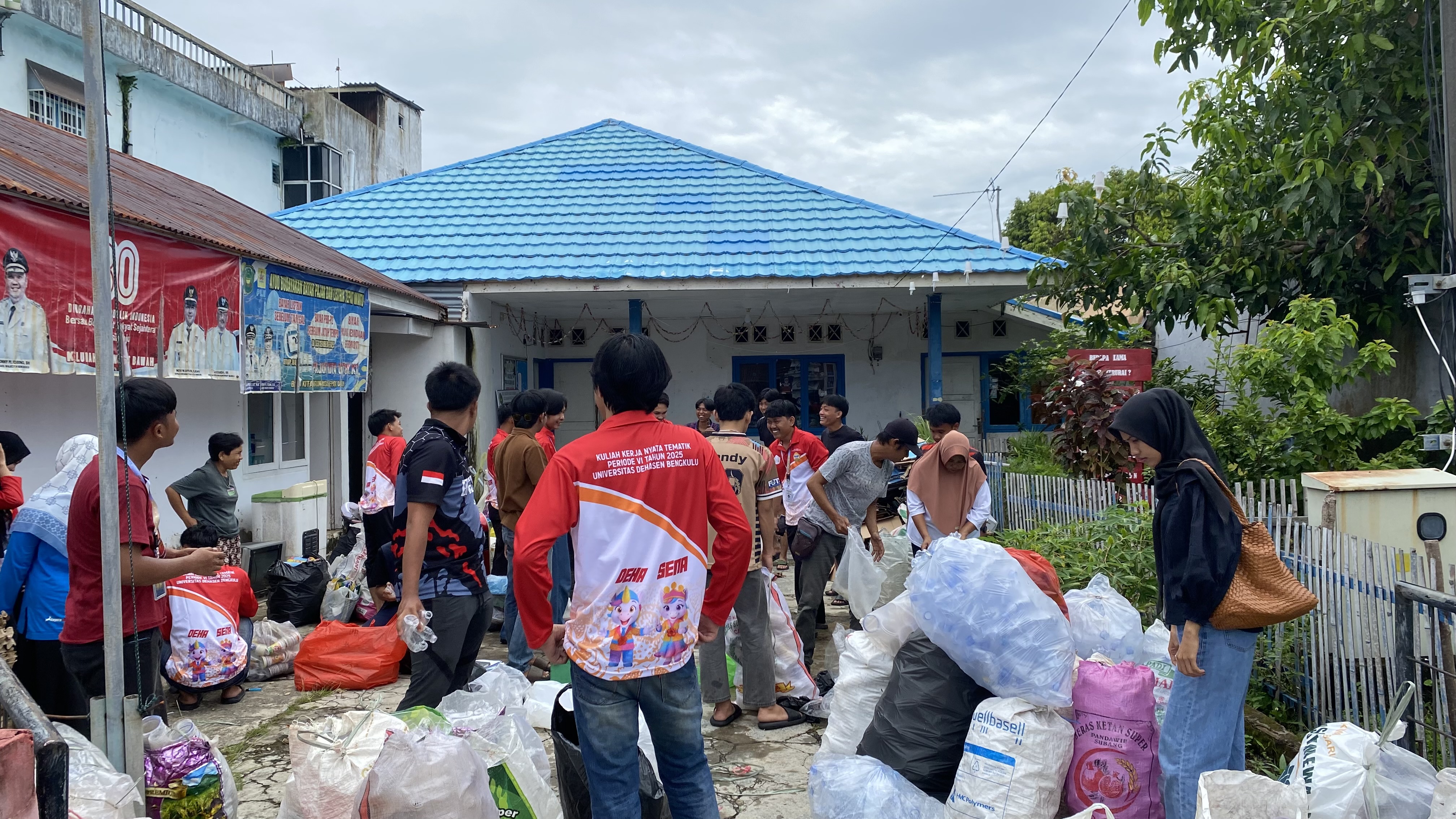 Menyortir sampah di bank sampah kelurahan anggut bawah kkn-t periode VI kelompok 53