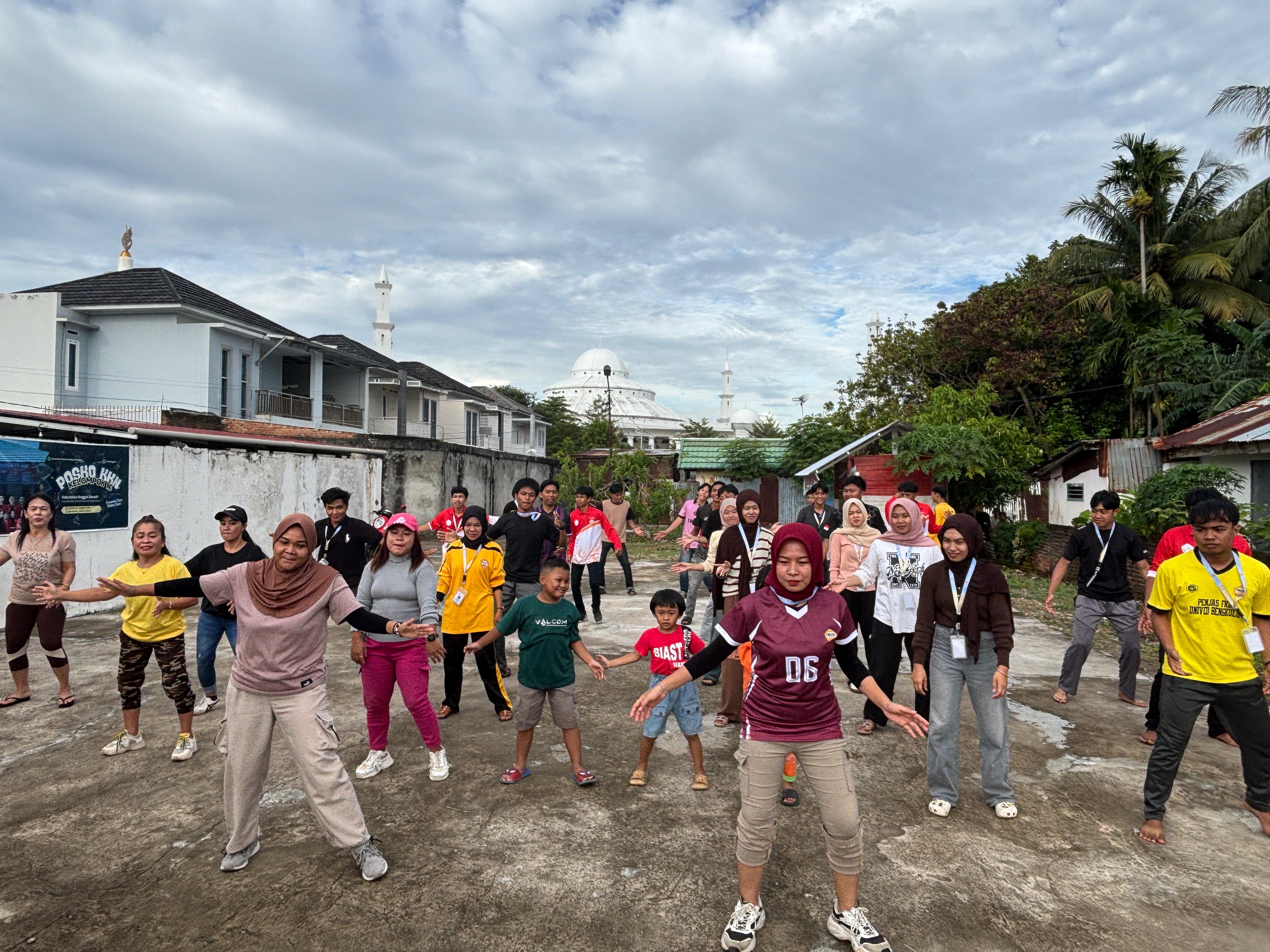 Senam bersama ibu ibu kelurahan anggut bawah dan mahasiswa kkn-t 2025 di kelurahan anggut bawah