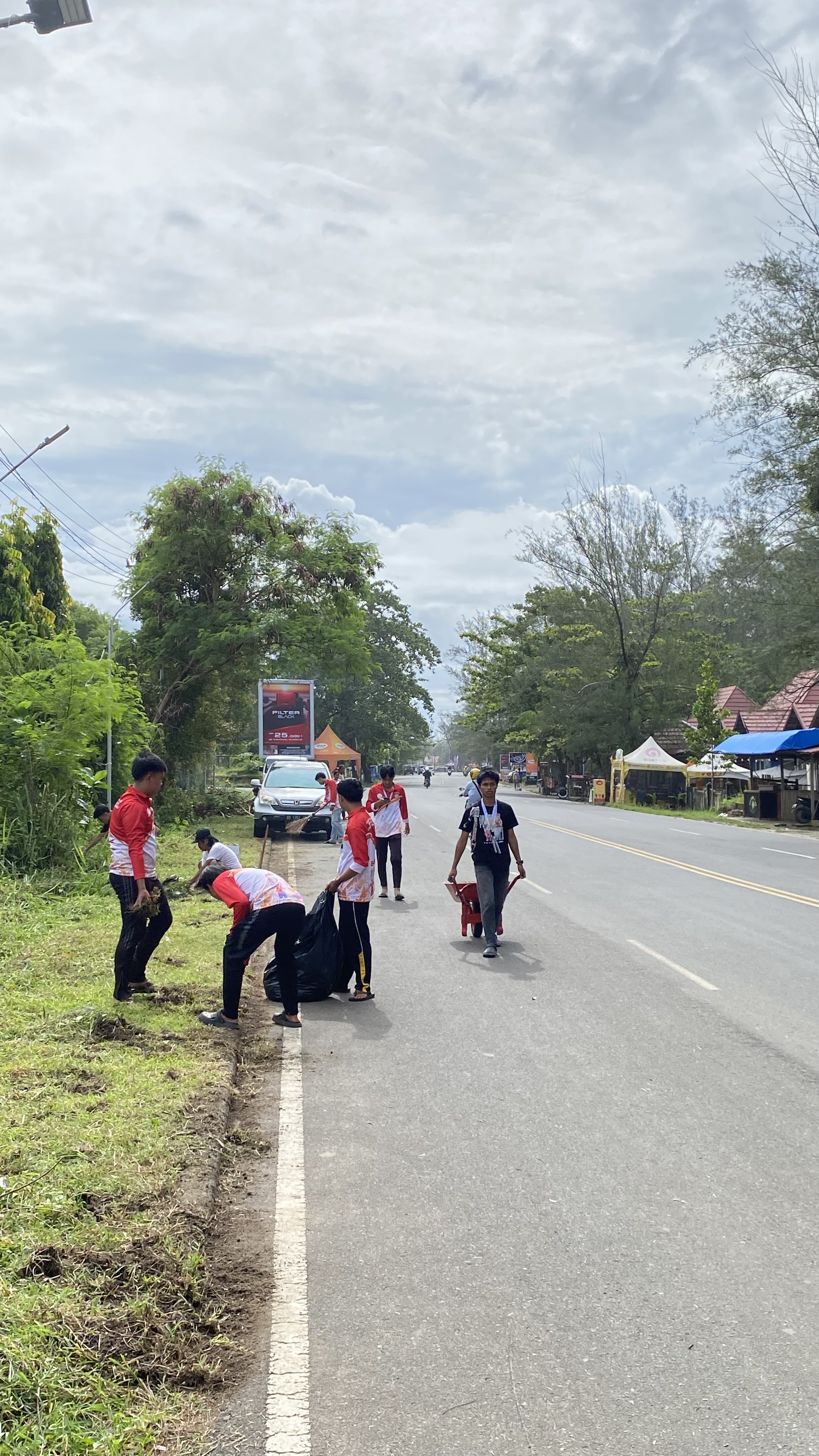 Kegiatan gotong royong di jalan pariwisata pantai panjang