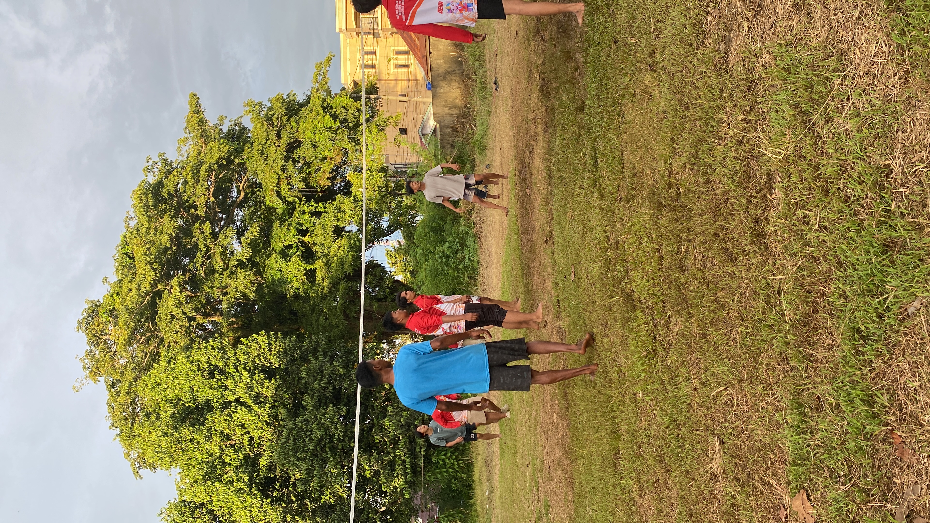 Bermain voli sore di lapangan rt1 anggut bawah 