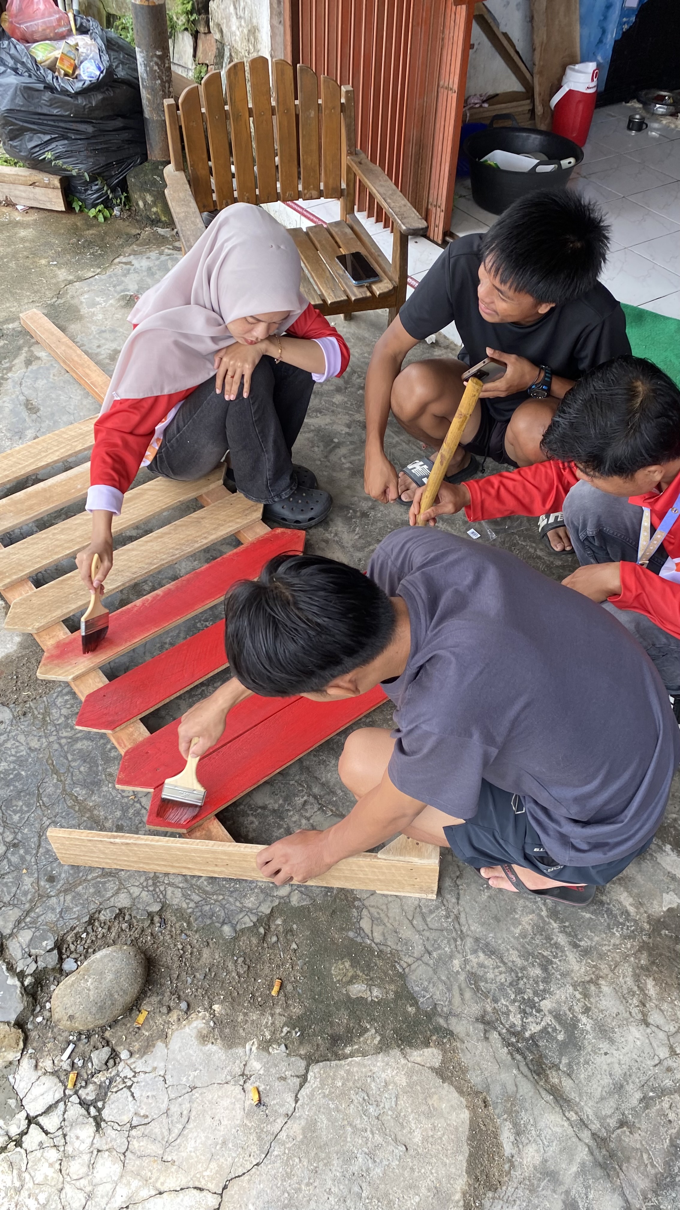 Pengecatan proker papan edukasi sampah 