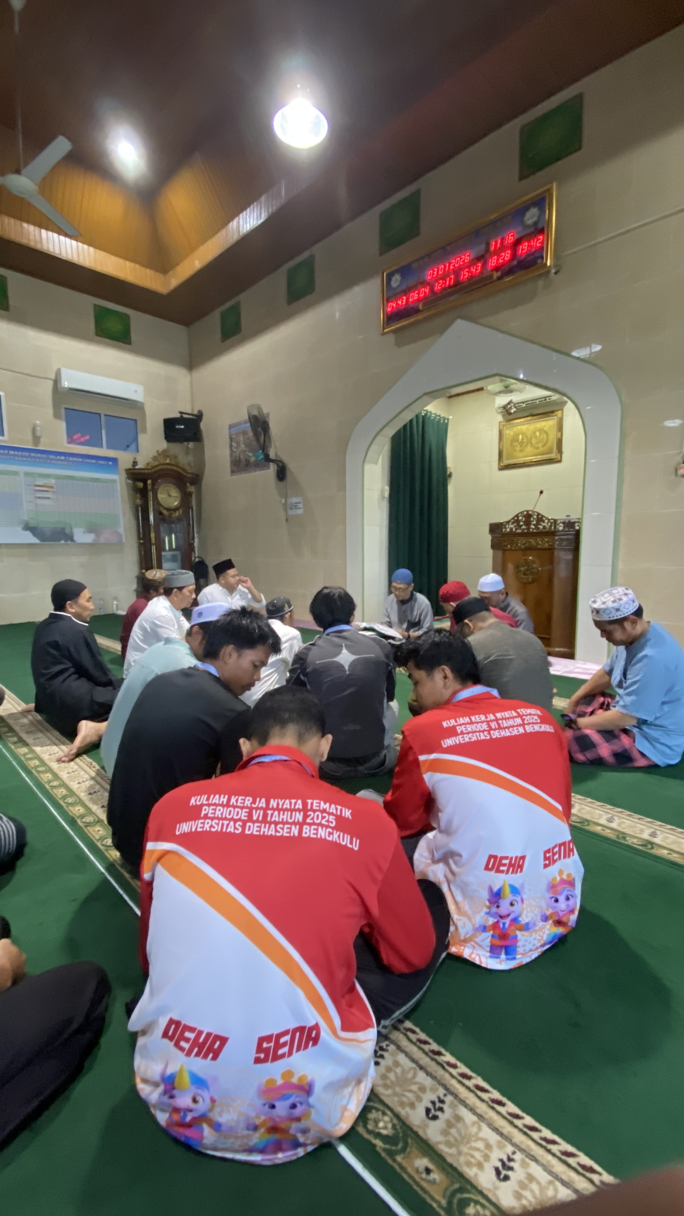 Berkumpul dan Mendengarkan ceramah singkat sabtu siang