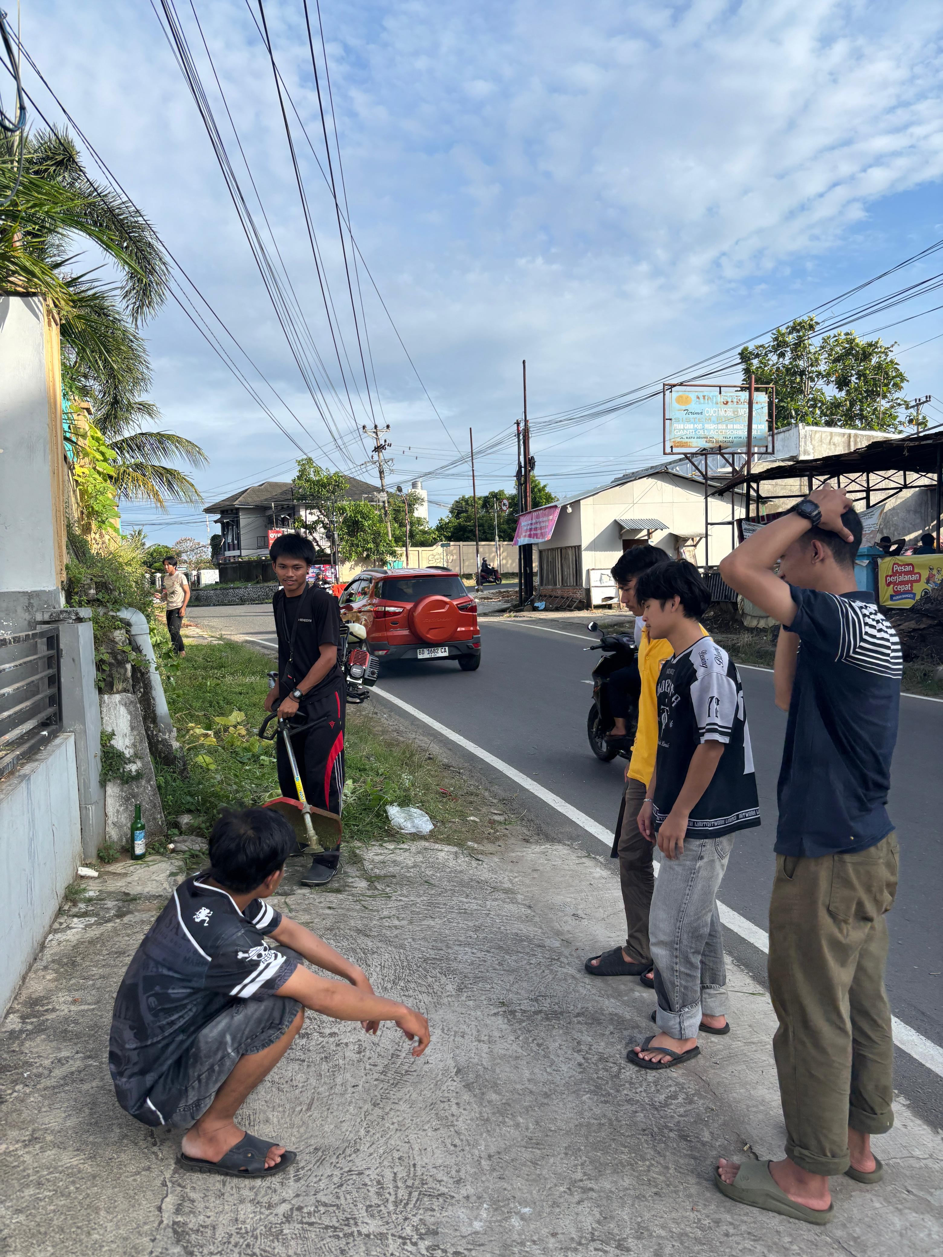 Kegiatan kebersihan di jalan nana kelurahan anggut bawah