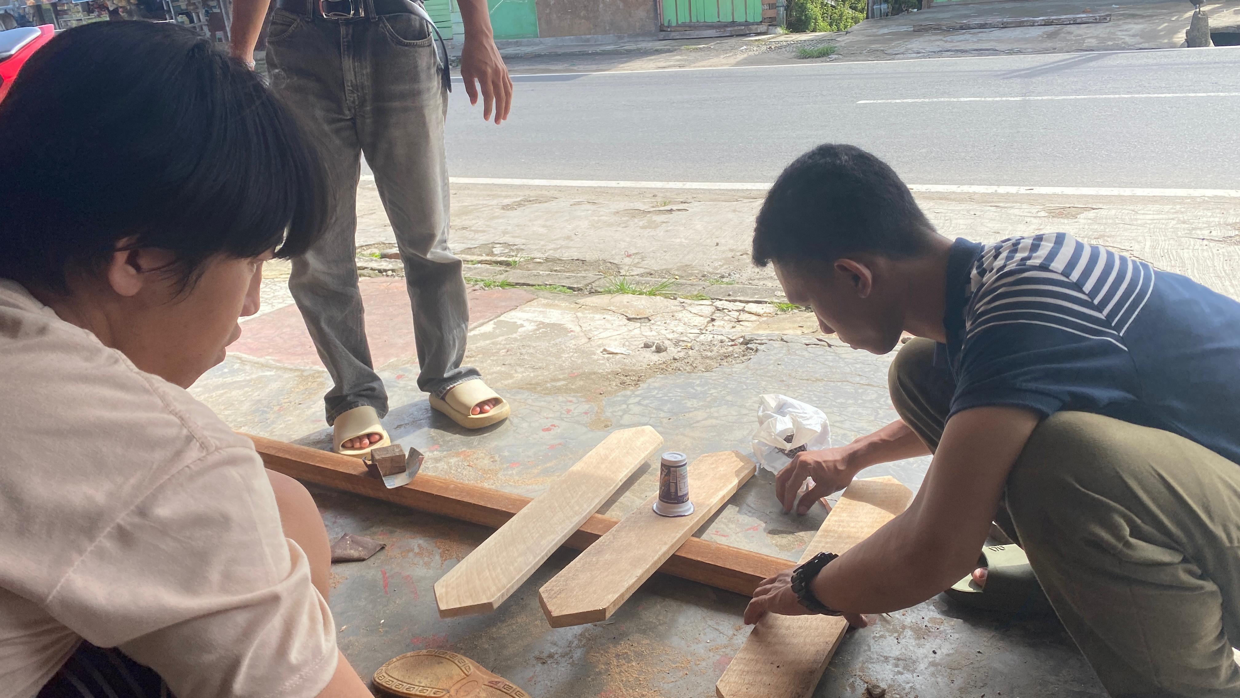 Membuat plang gang untuk di rt02 kelurahan anggut bawah