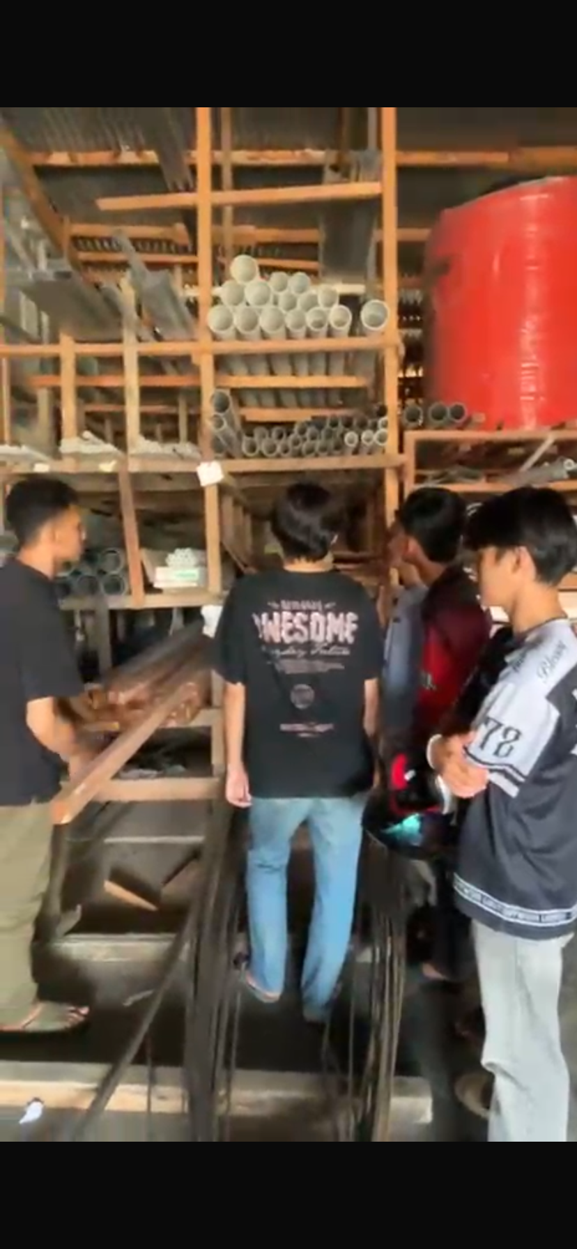 Mencari bahan bahan pembuatan proker di toko bangunan