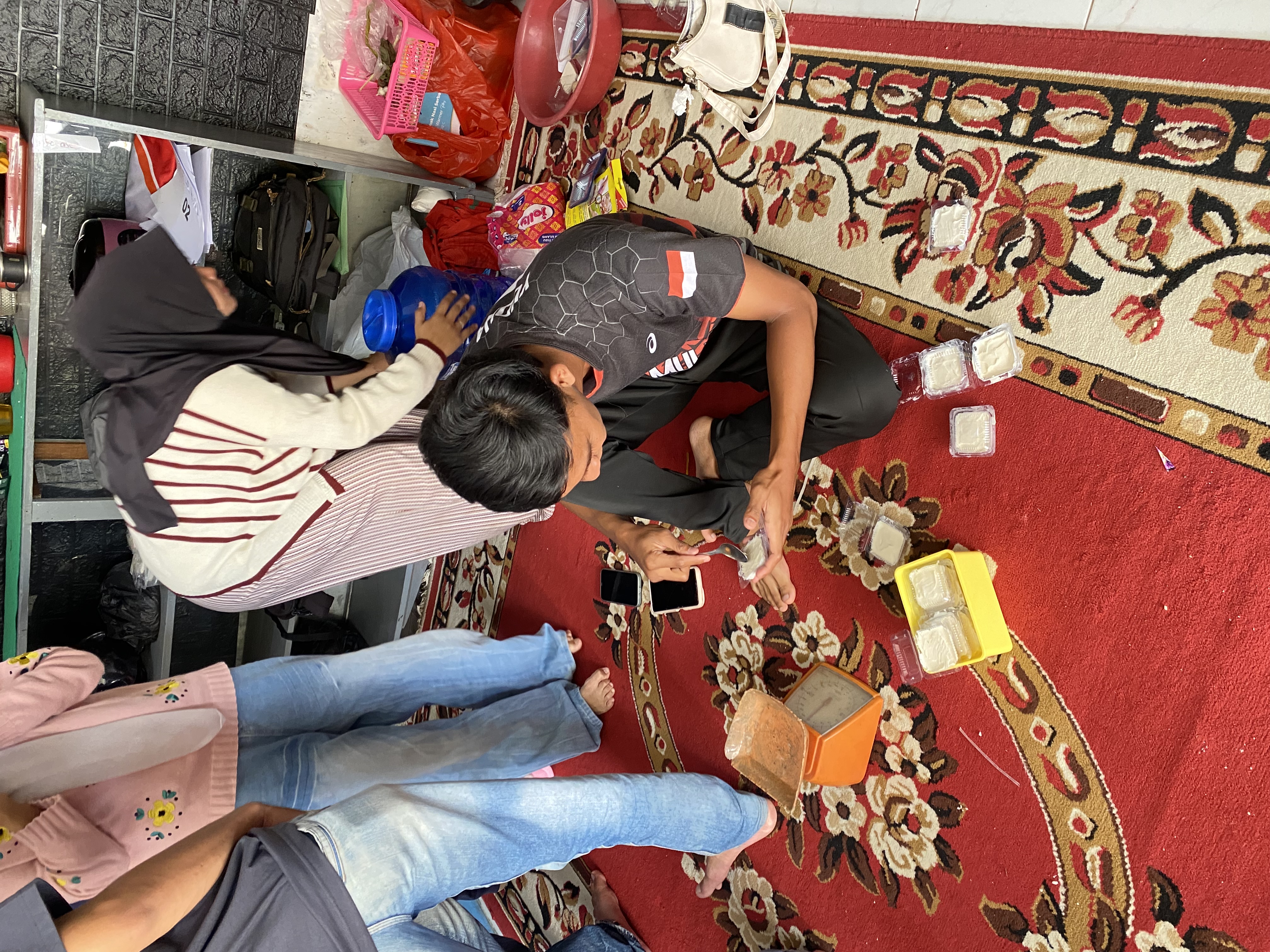 Pengemasan sabun cuci piring dari minyak jelantah untuk di bagikan ke warga rt 02 kelurahan anggut bawah